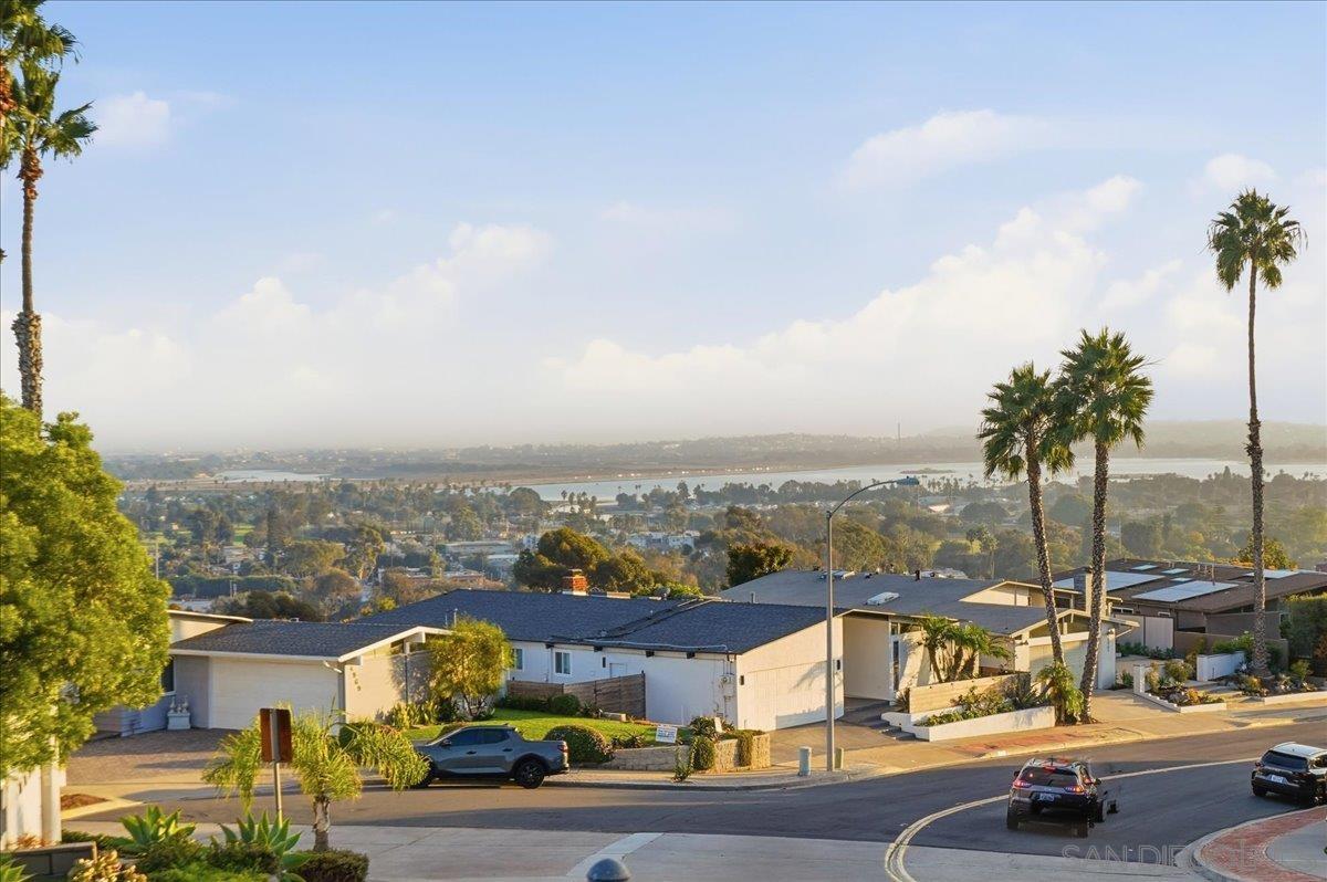 Detail Gallery Image 3 of 40 For 4985  Pacifica, San Diego,  CA 92109 - 4 Beds | 2 Baths