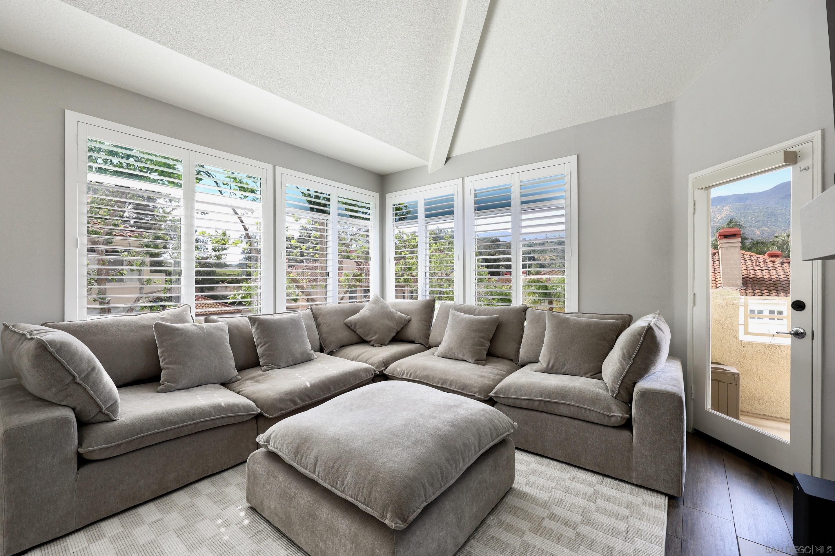 Detail Gallery Image 4 of 41 For 3140  Castelar Court  #202,  Corona,  CA 92882 - 3 Beds | 2 Baths