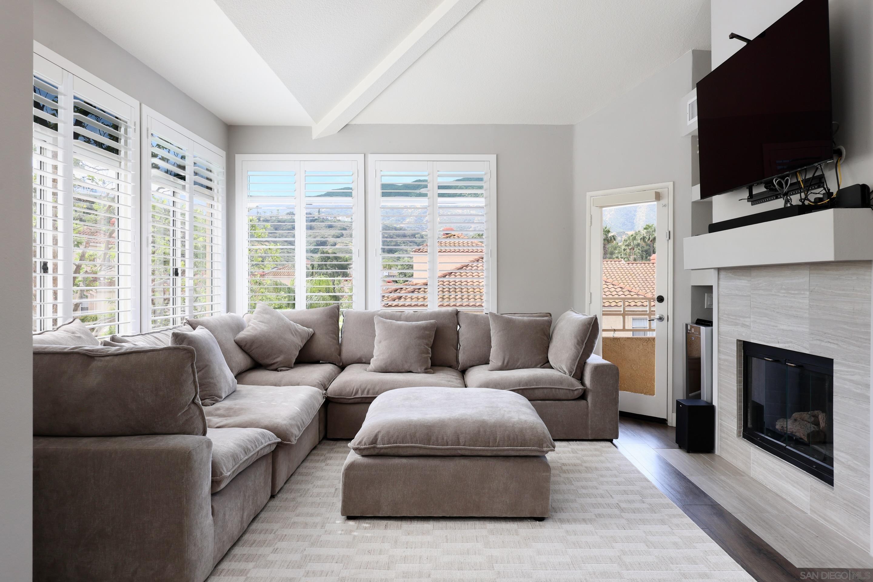 Detail Gallery Image 5 of 41 For 3140  Castelar Court  #202,  Corona,  CA 92882 - 3 Beds | 2 Baths