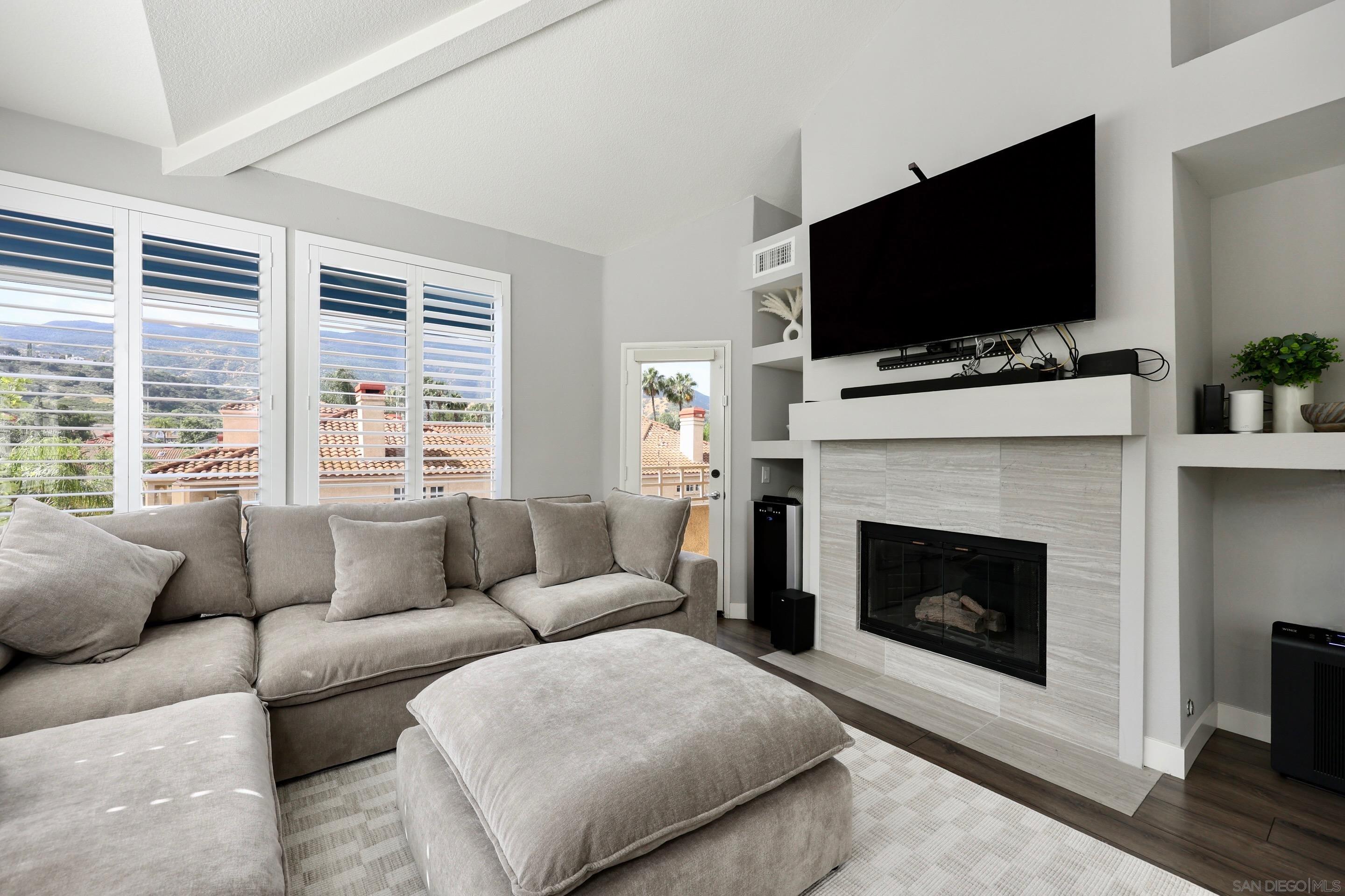 Detail Gallery Image 6 of 41 For 3140  Castelar Court  #202,  Corona,  CA 92882 - 3 Beds | 2 Baths