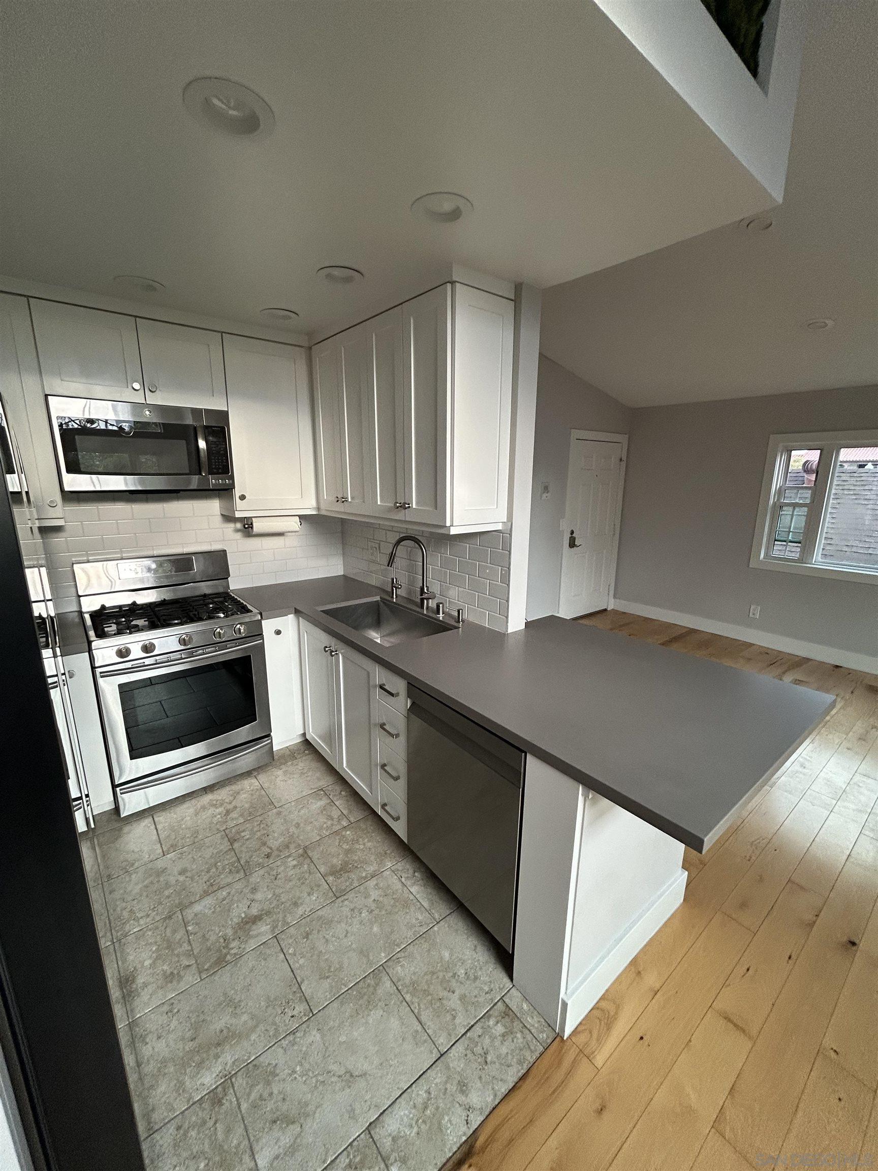 Detail Gallery Image 6 of 28 For 4672  Kansas Street  #3,  San Diego,  CA 92116 - 3 Beds | 2 Baths