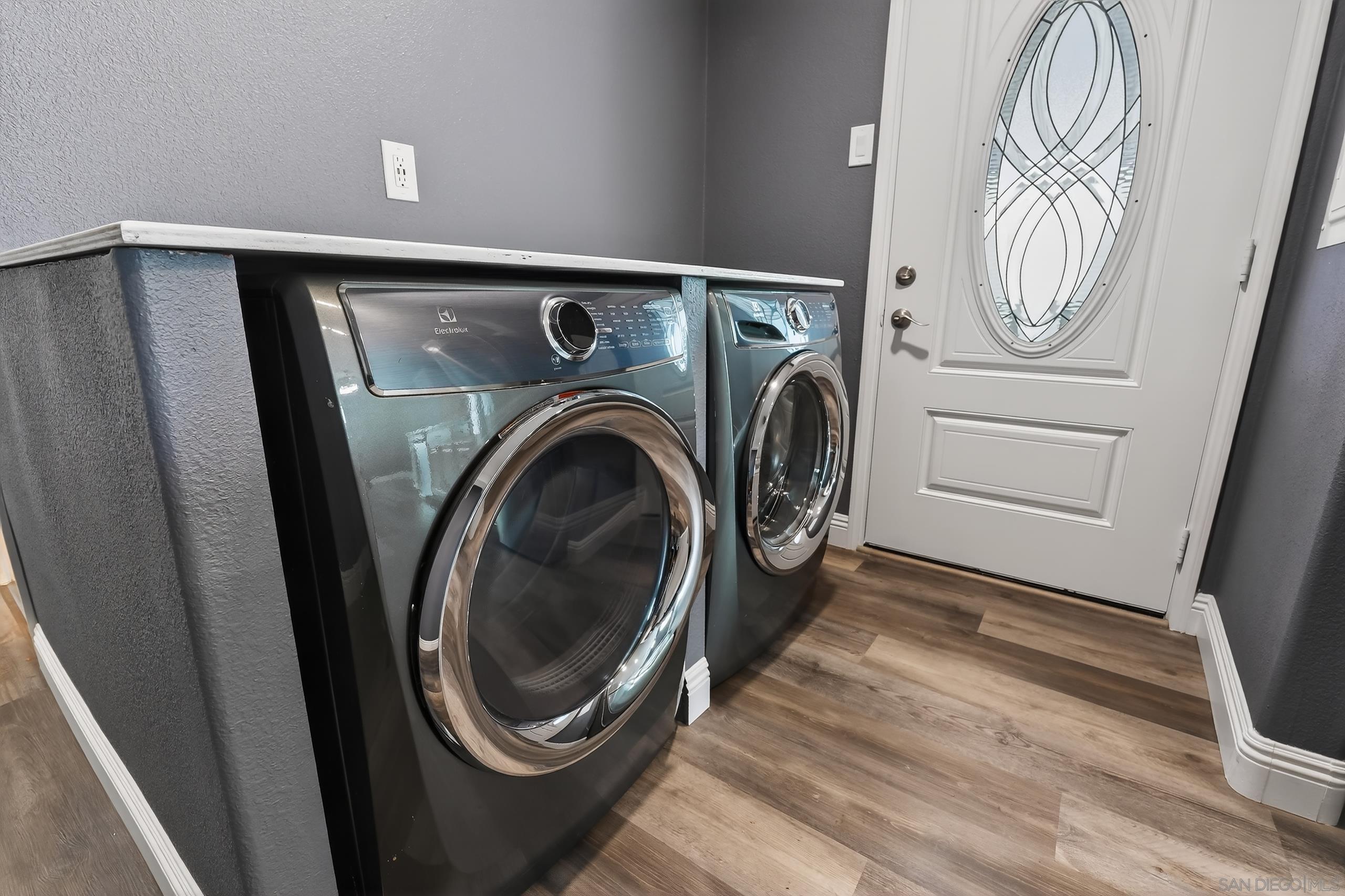 Detail Gallery Image 3 of 21 For 220  Camino Corto  Spc 100,  Vista,  CA 92083 - 5 Beds | 2 Baths