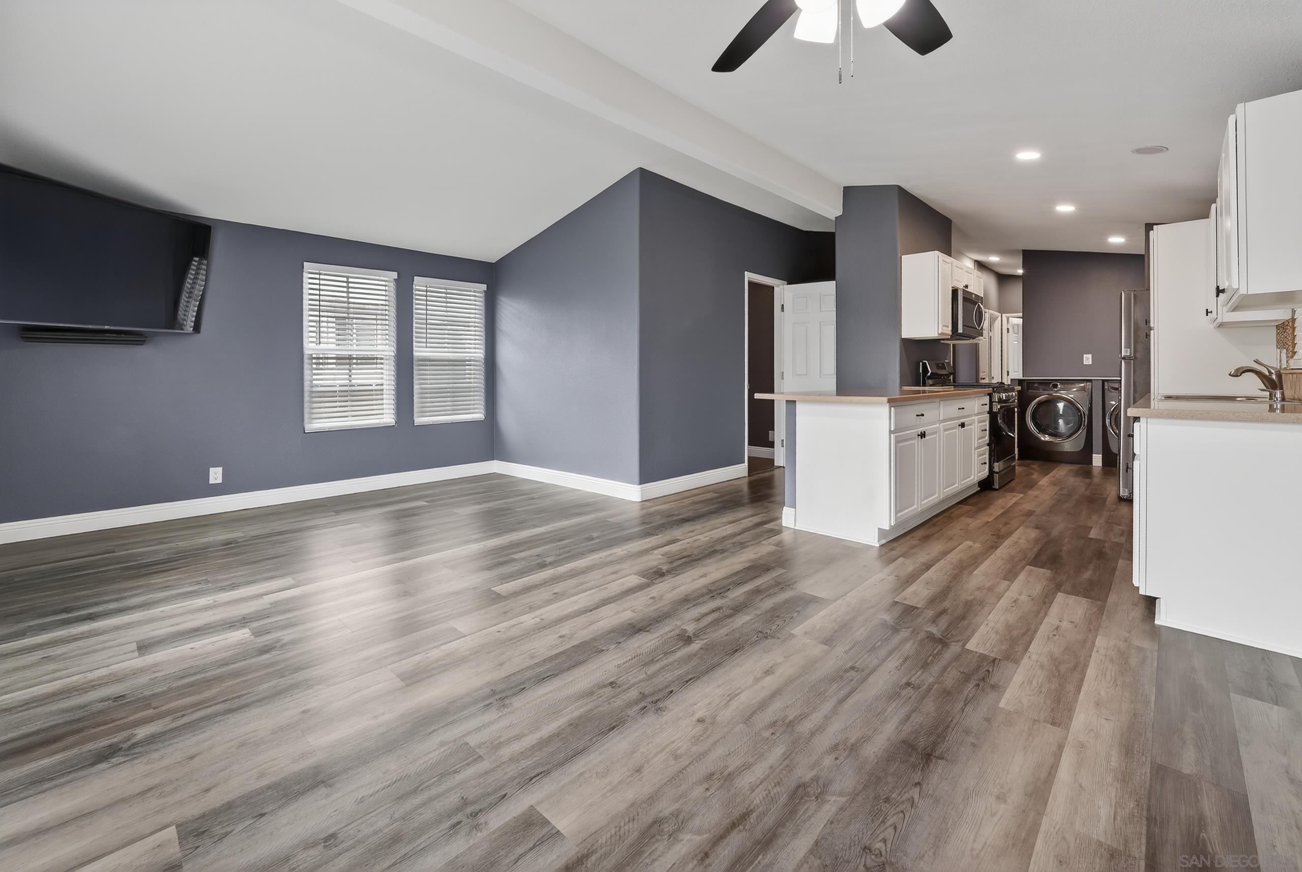 Detail Gallery Image 8 of 21 For 220  Camino Corto  Spc 100,  Vista,  CA 92083 - 5 Beds | 2 Baths