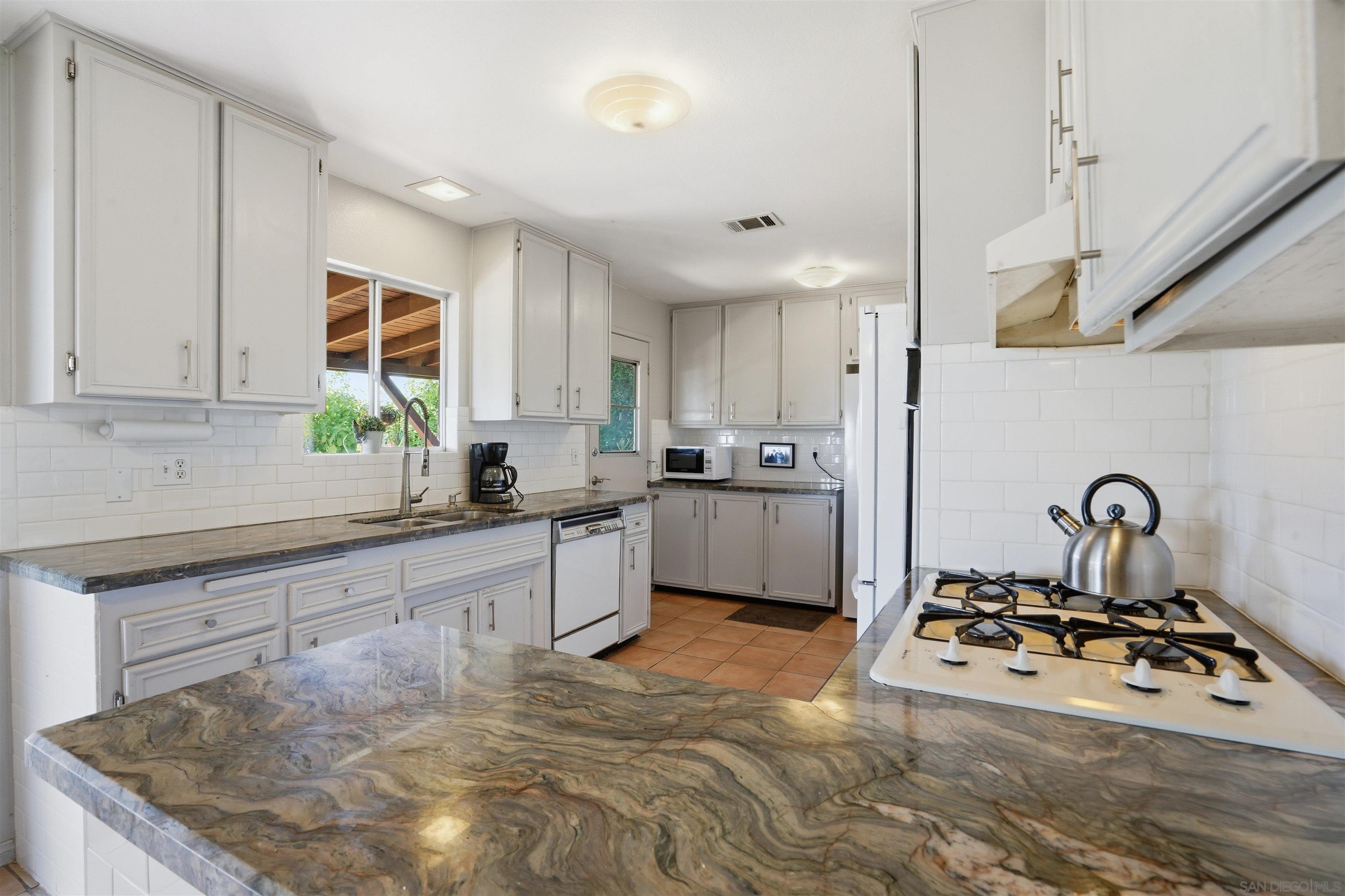 Detail Gallery Image 3 of 30 For 2384  Glenn Rd, Fallbrook,  CA 92028 - 3 Beds | 2 Baths