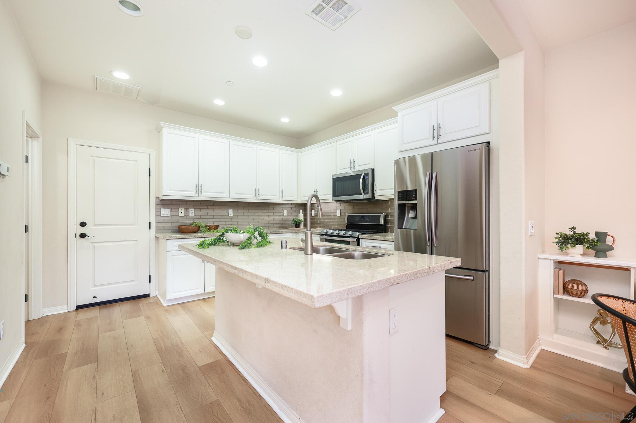 Detail Gallery Image 6 of 36 For 15965  Parkview Loop, San Diego,  CA 92127 - 3 Beds | 2/1 Baths