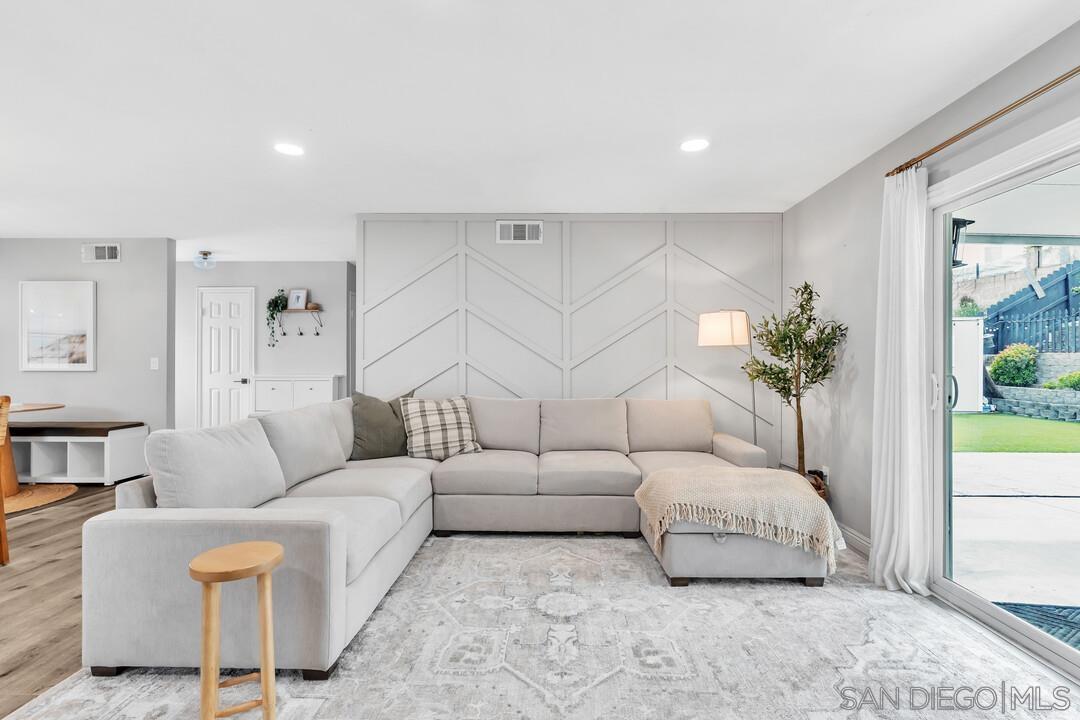 Detail Gallery Image 10 of 41 For 8969   New Seabury Drive, Santee,  CA 92071 - 6 Beds | 2 Baths