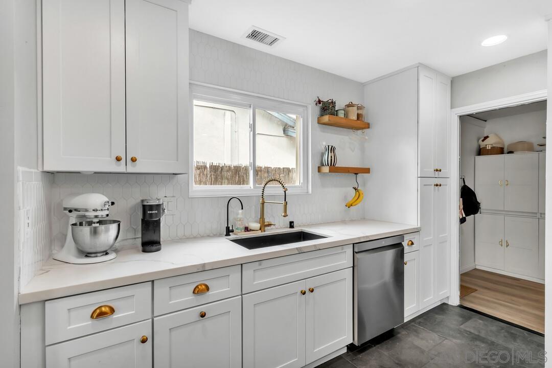 Detail Gallery Image 15 of 41 For 8969   New Seabury Drive, Santee,  CA 92071 - 6 Beds | 2 Baths