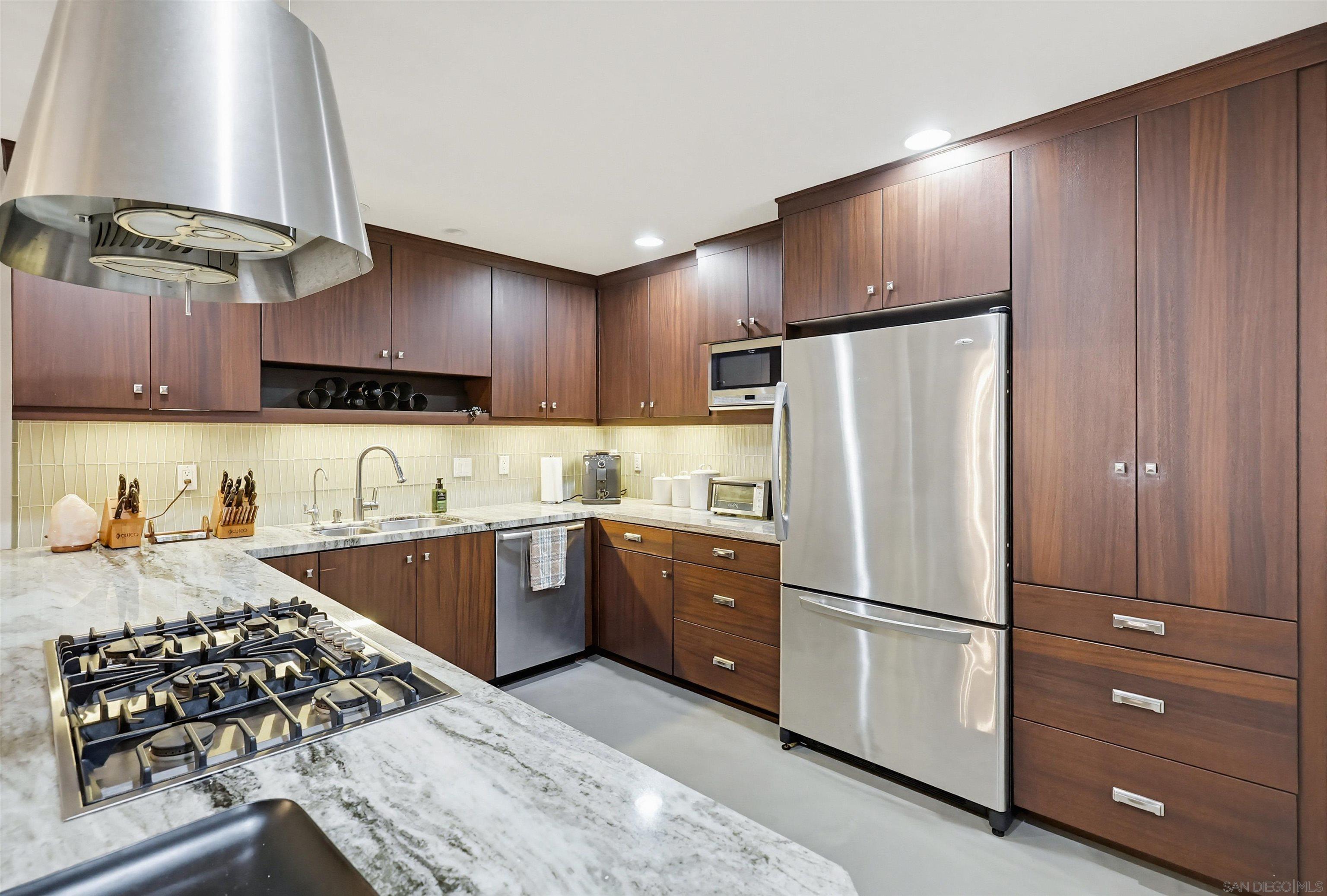 Detail Gallery Image 7 of 40 For 180  Date Ave, Imperial Beach,  CA 91932 - 2 Beds | 2 Baths