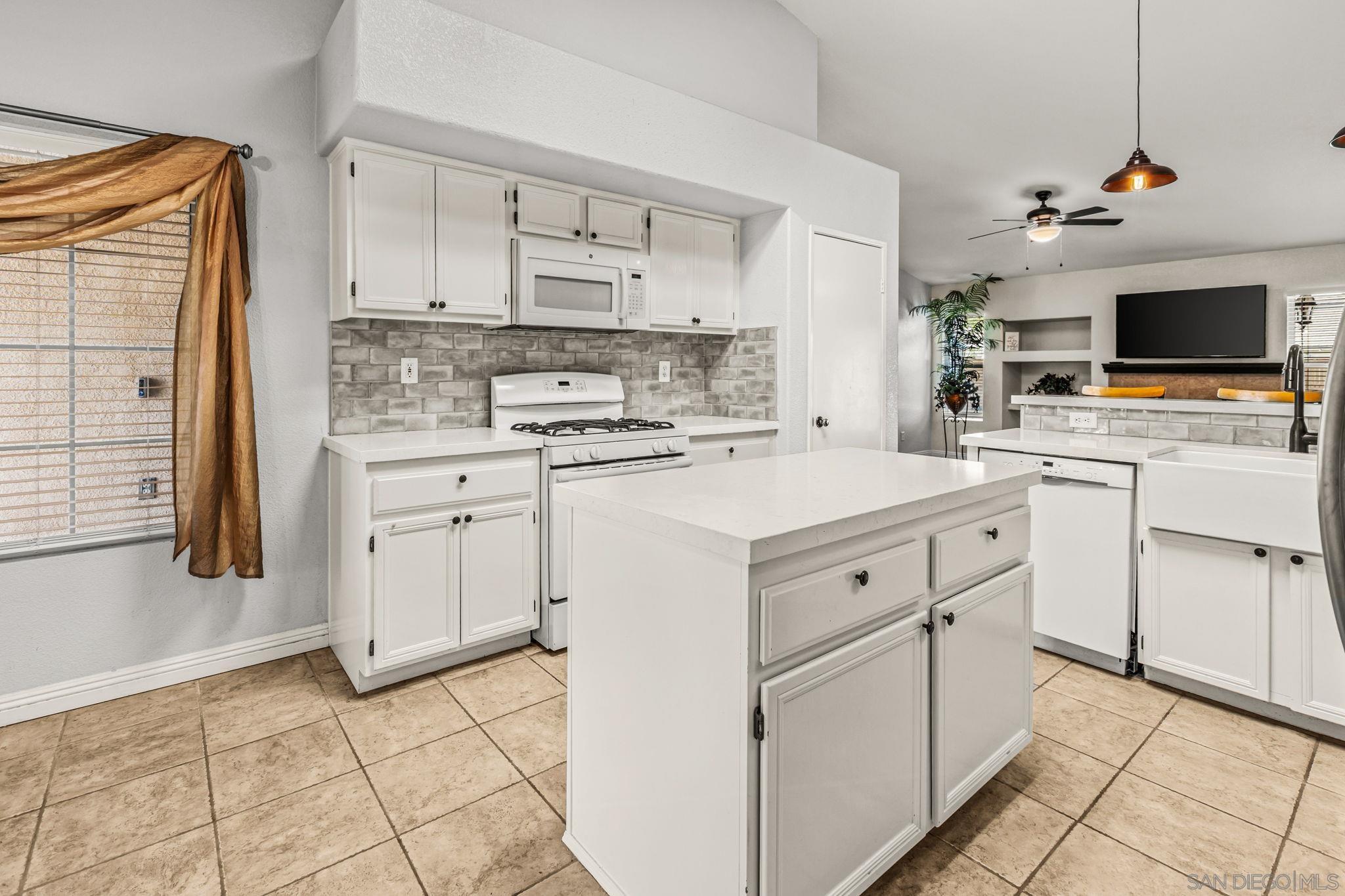 Detail Gallery Image 11 of 38 For 31565  Adour Way, Winchester,  CA 92596 - 4 Beds | 2 Baths