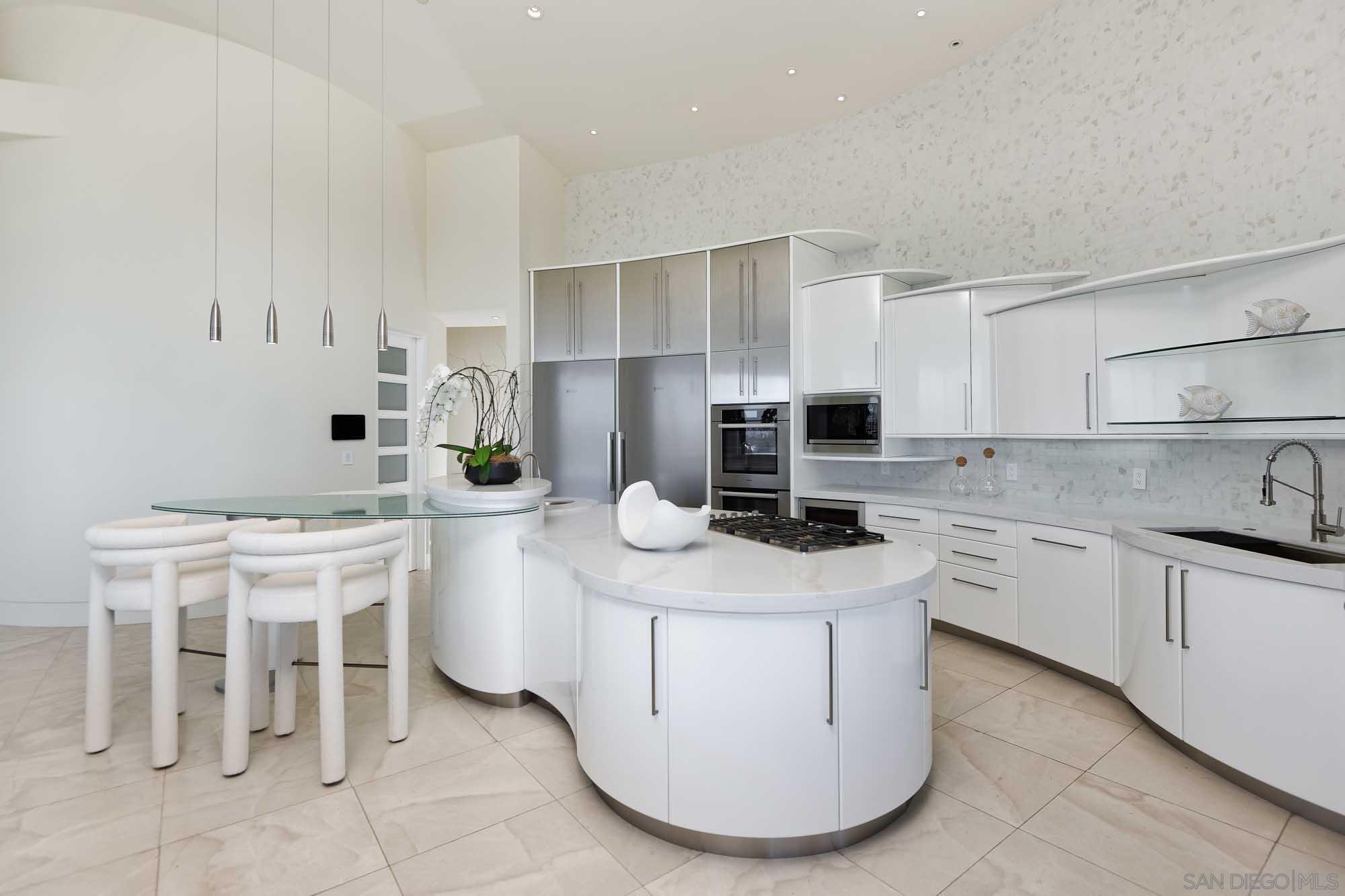 Detail Gallery Image 16 of 45 For 7455  Hillside Dr, La Jolla,  CA 92037 - 6 Beds | 6/1 Baths