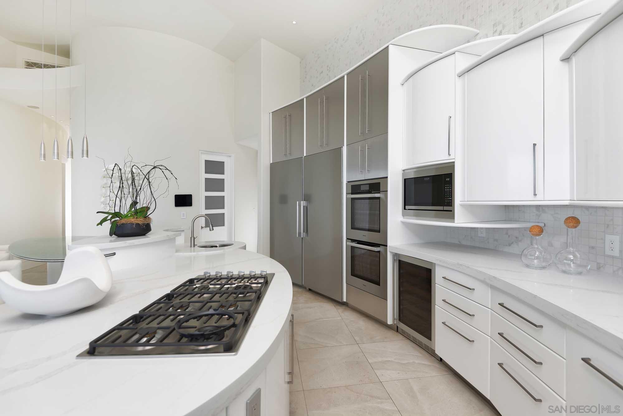 Detail Gallery Image 17 of 45 For 7455  Hillside Dr, La Jolla,  CA 92037 - 6 Beds | 6/1 Baths