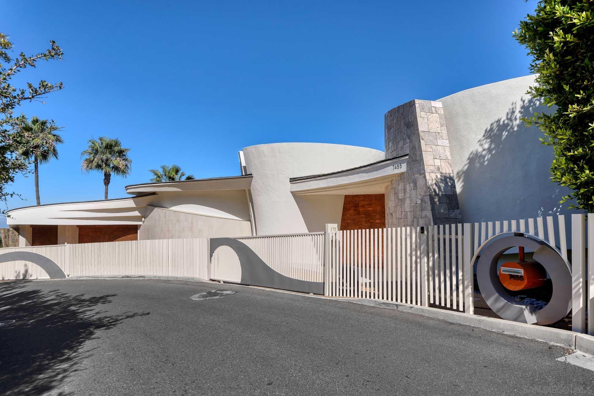 Detail Gallery Image 6 of 45 For 7455  Hillside Dr, La Jolla,  CA 92037 - 6 Beds | 6/1 Baths