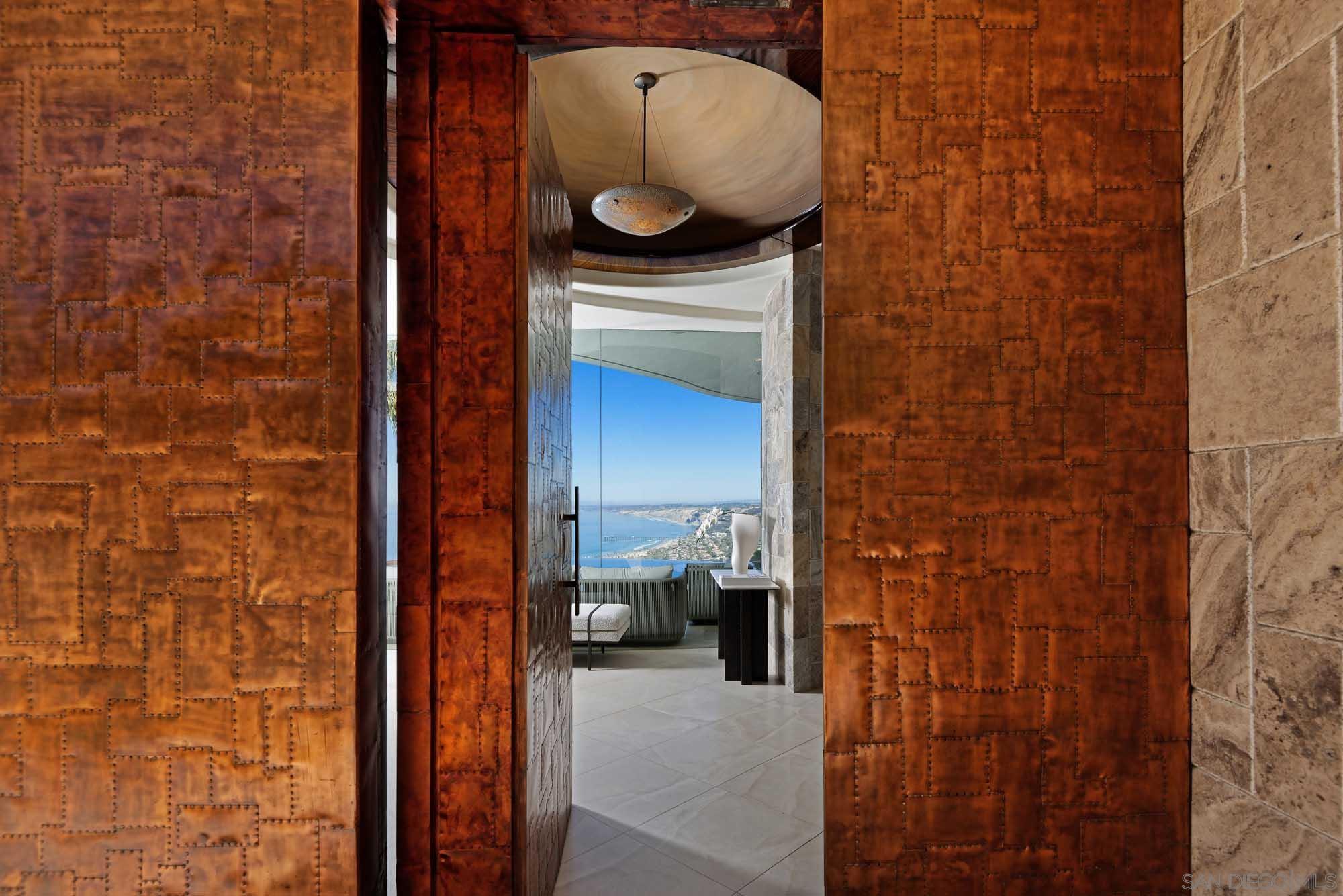 Detail Gallery Image 8 of 45 For 7455  Hillside Dr, La Jolla,  CA 92037 - 6 Beds | 6/1 Baths