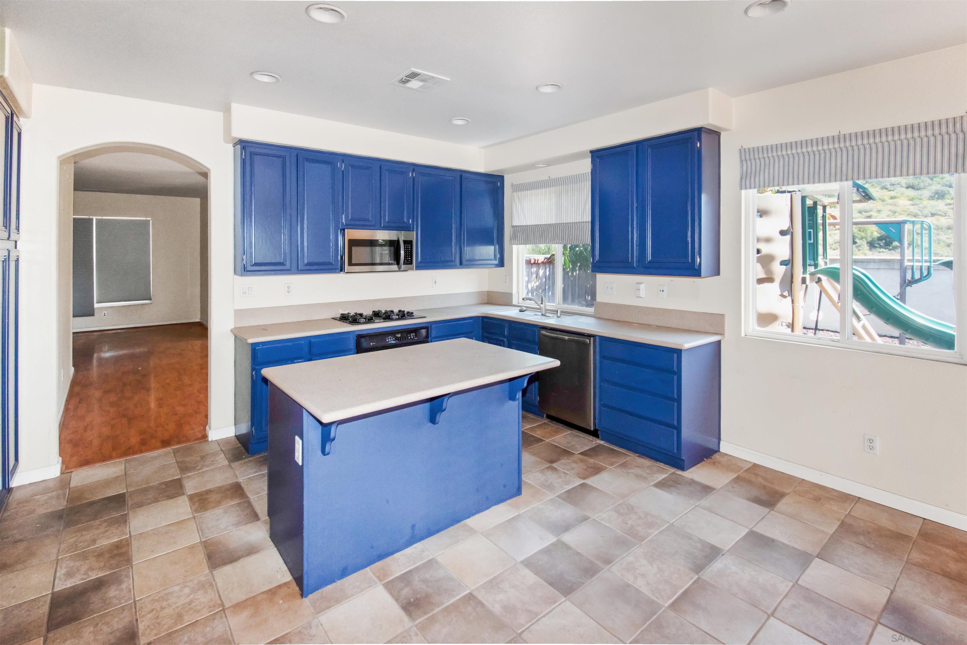 Detail Gallery Image 4 of 15 For 1464  Owen Drive, Chula Vista,  CA 91911 - 4 Beds | 2/1 Baths