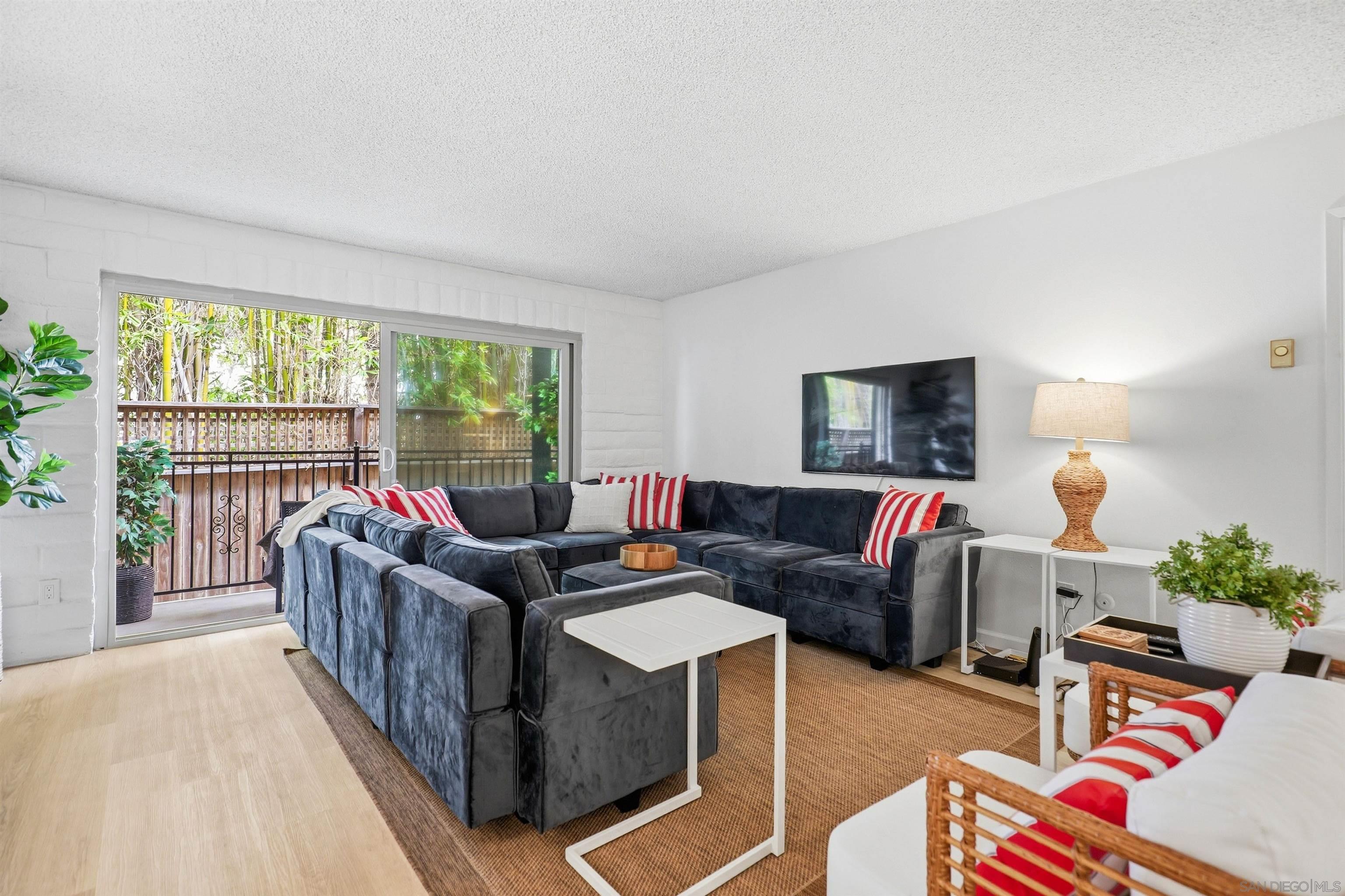 Detail Gallery Image 3 of 18 For 933  D Avenue, Coronado,  CA 92118 - 2 Beds | 1 Baths