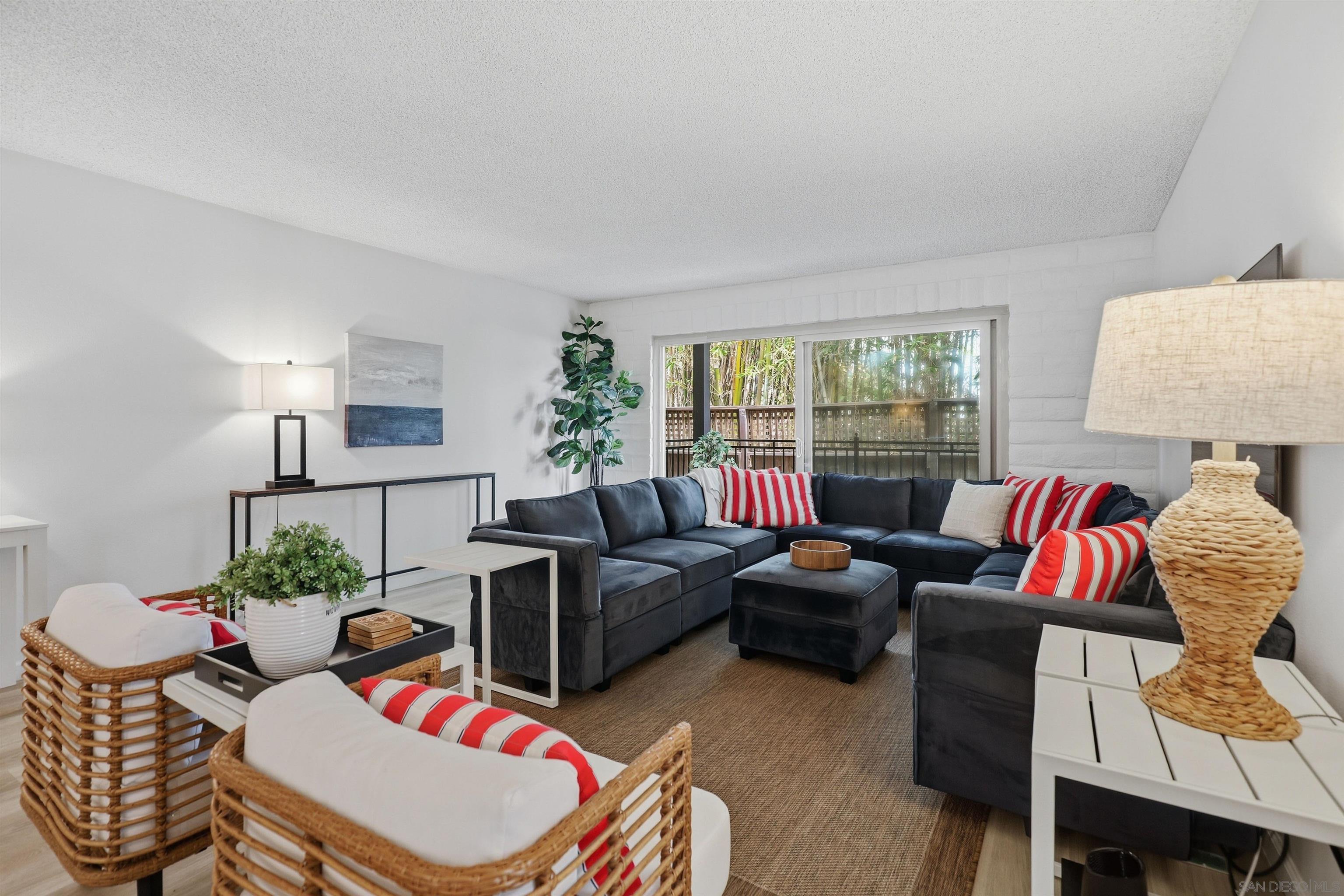 Detail Gallery Image 4 of 18 For 933  D Avenue, Coronado,  CA 92118 - 2 Beds | 1 Baths