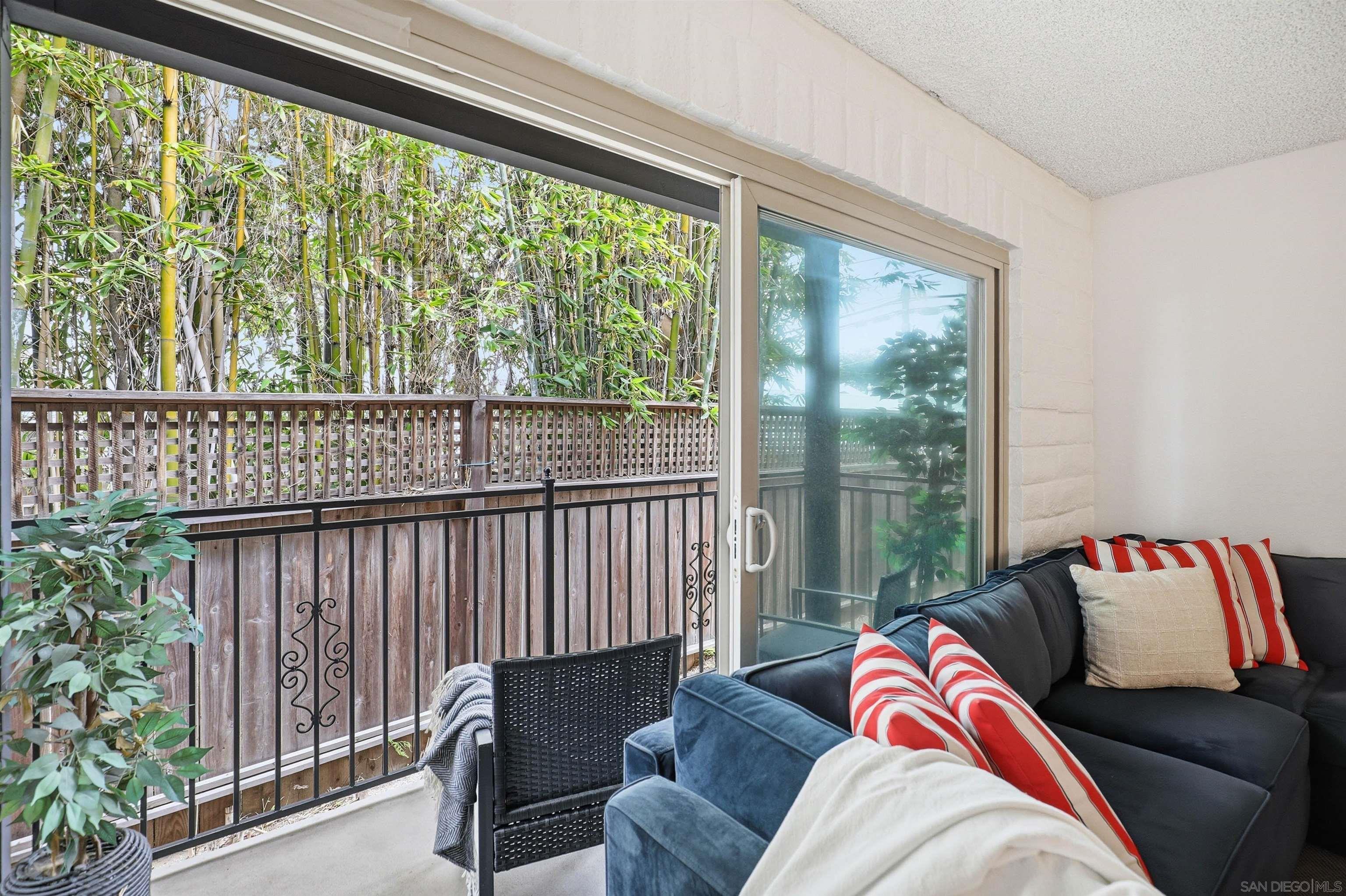 Detail Gallery Image 5 of 18 For 933  D Avenue, Coronado,  CA 92118 - 2 Beds | 1 Baths