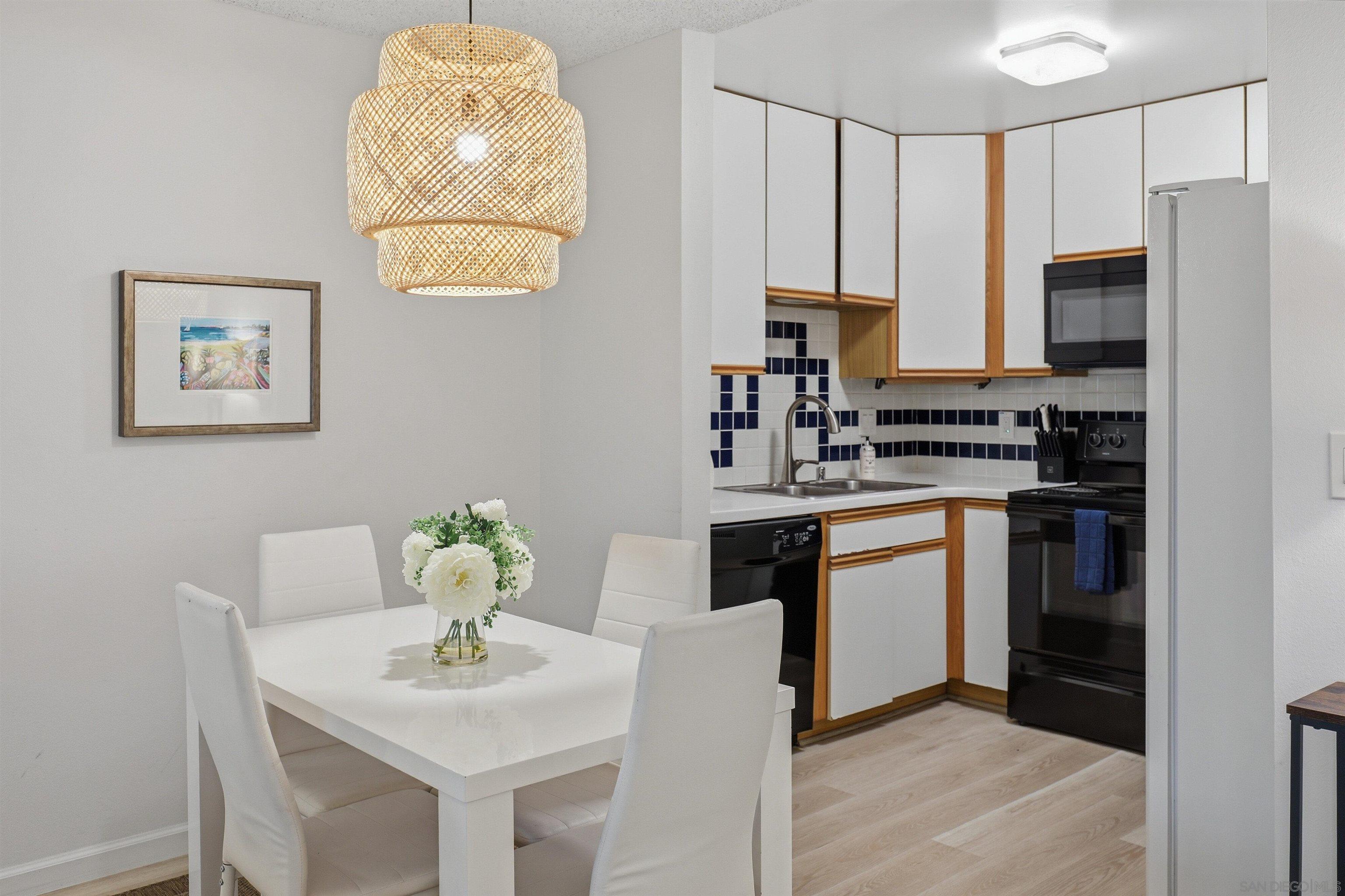 Detail Gallery Image 7 of 18 For 933  D Avenue, Coronado,  CA 92118 - 2 Beds | 1 Baths