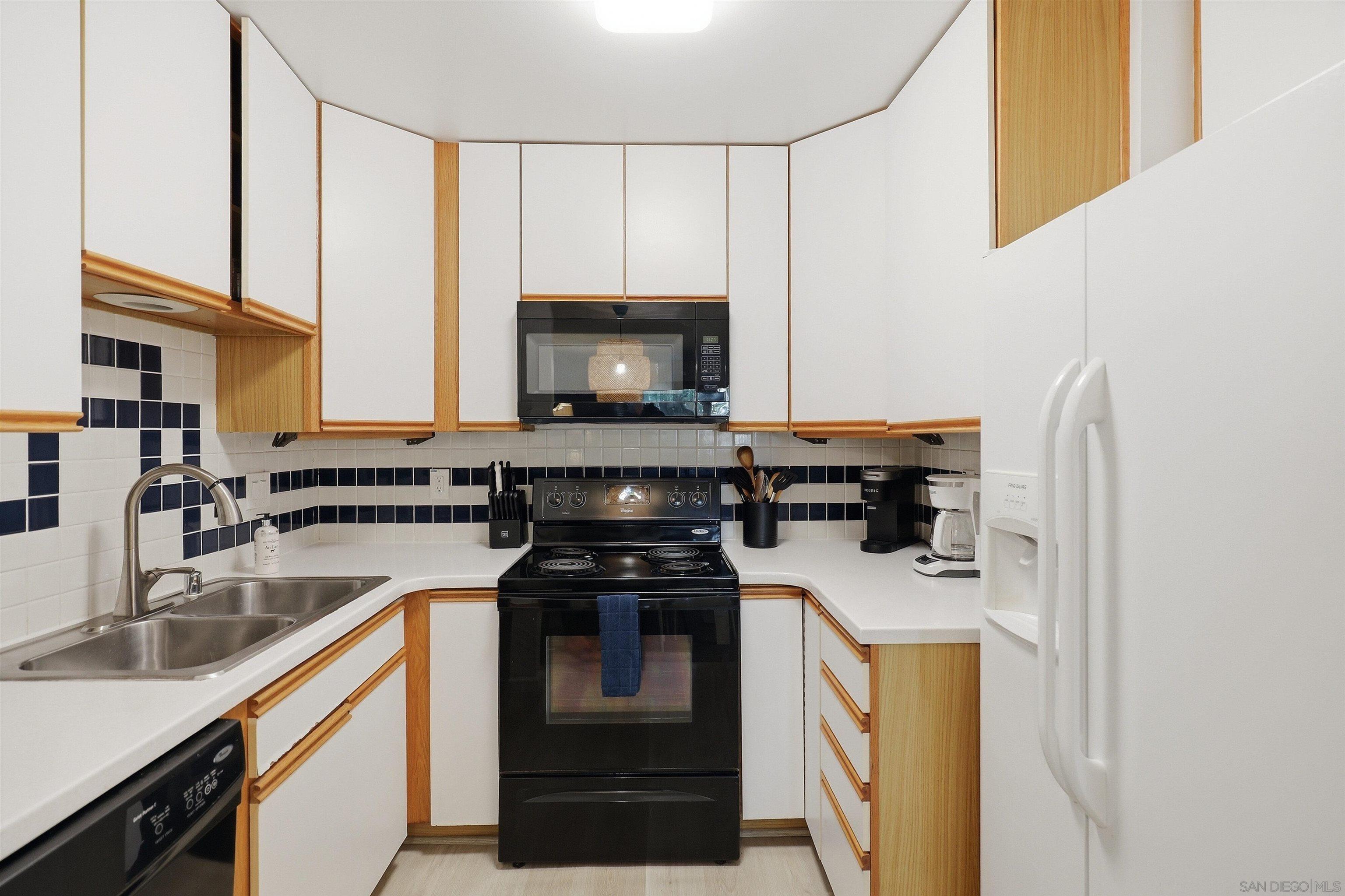 Detail Gallery Image 8 of 18 For 933  D Avenue, Coronado,  CA 92118 - 2 Beds | 1 Baths