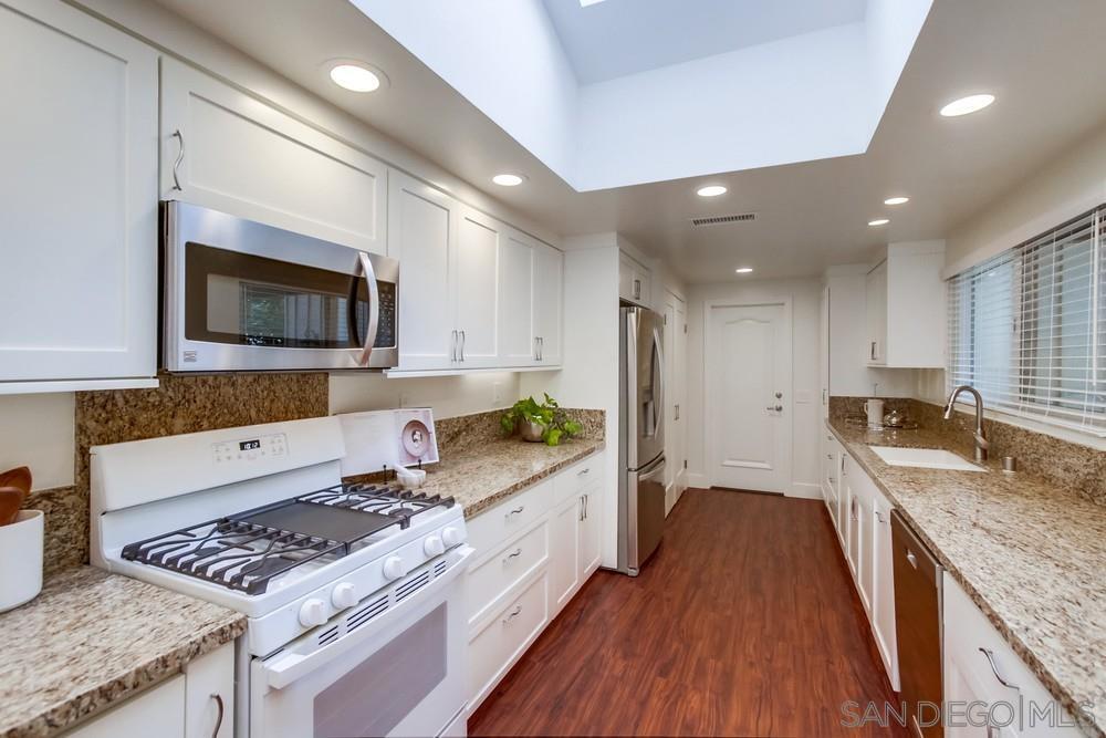 Detail Gallery Image 14 of 34 For 2152  Caminito Circulo Sur, La Jolla,  CA 92037 - 3 Beds | 2 Baths