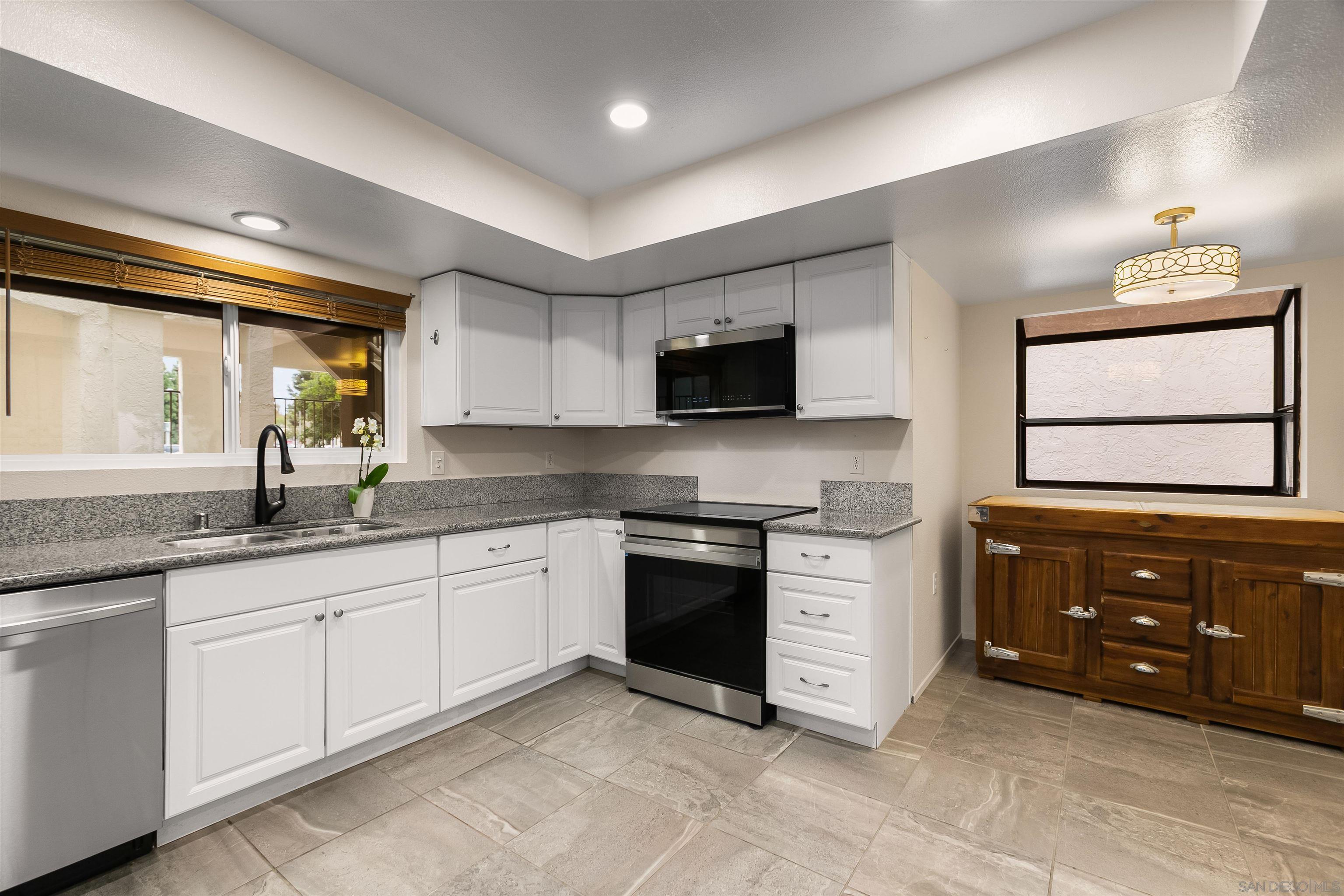 Detail Gallery Image 13 of 46 For 6960  Hyde Park Dr  #12,  San Diego,  CA 92119 - 3 Beds | 2 Baths