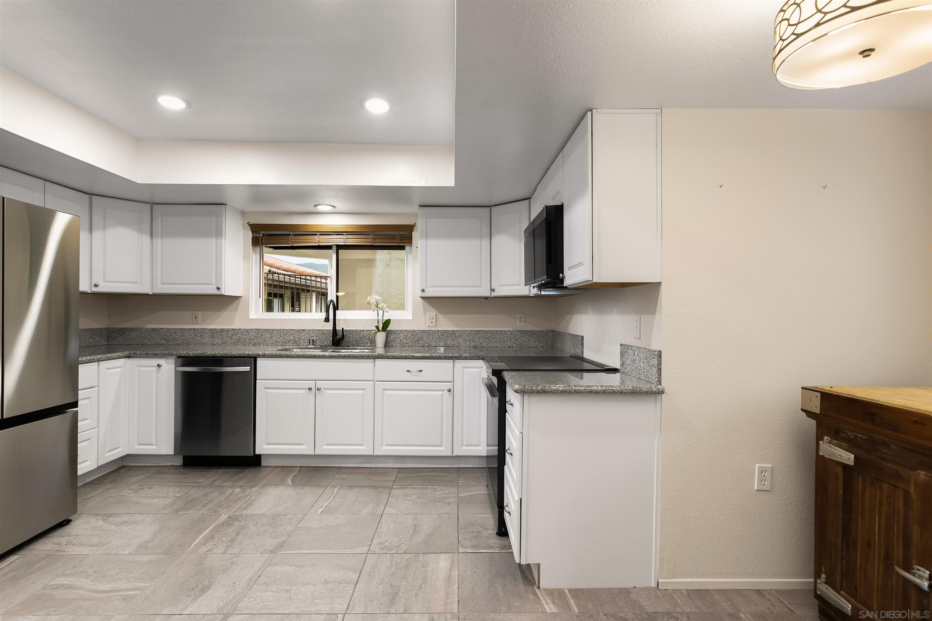 Detail Gallery Image 14 of 46 For 6960  Hyde Park Dr  #12,  San Diego,  CA 92119 - 3 Beds | 2 Baths