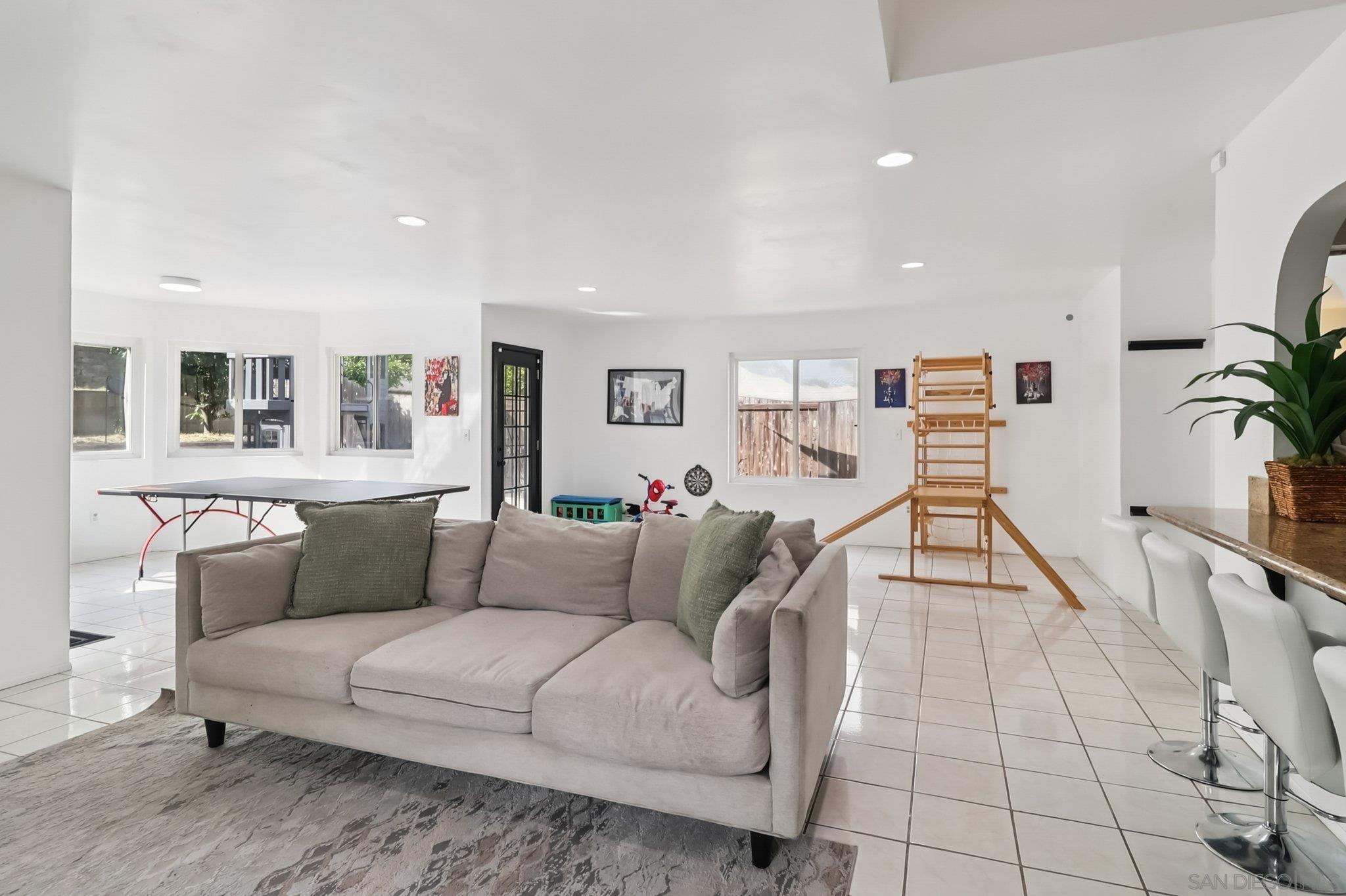 Detail Gallery Image 12 of 50 For 712  Paseo Del Rey, Chula Vista,  CA 91910 - 4 Beds | 3 Baths