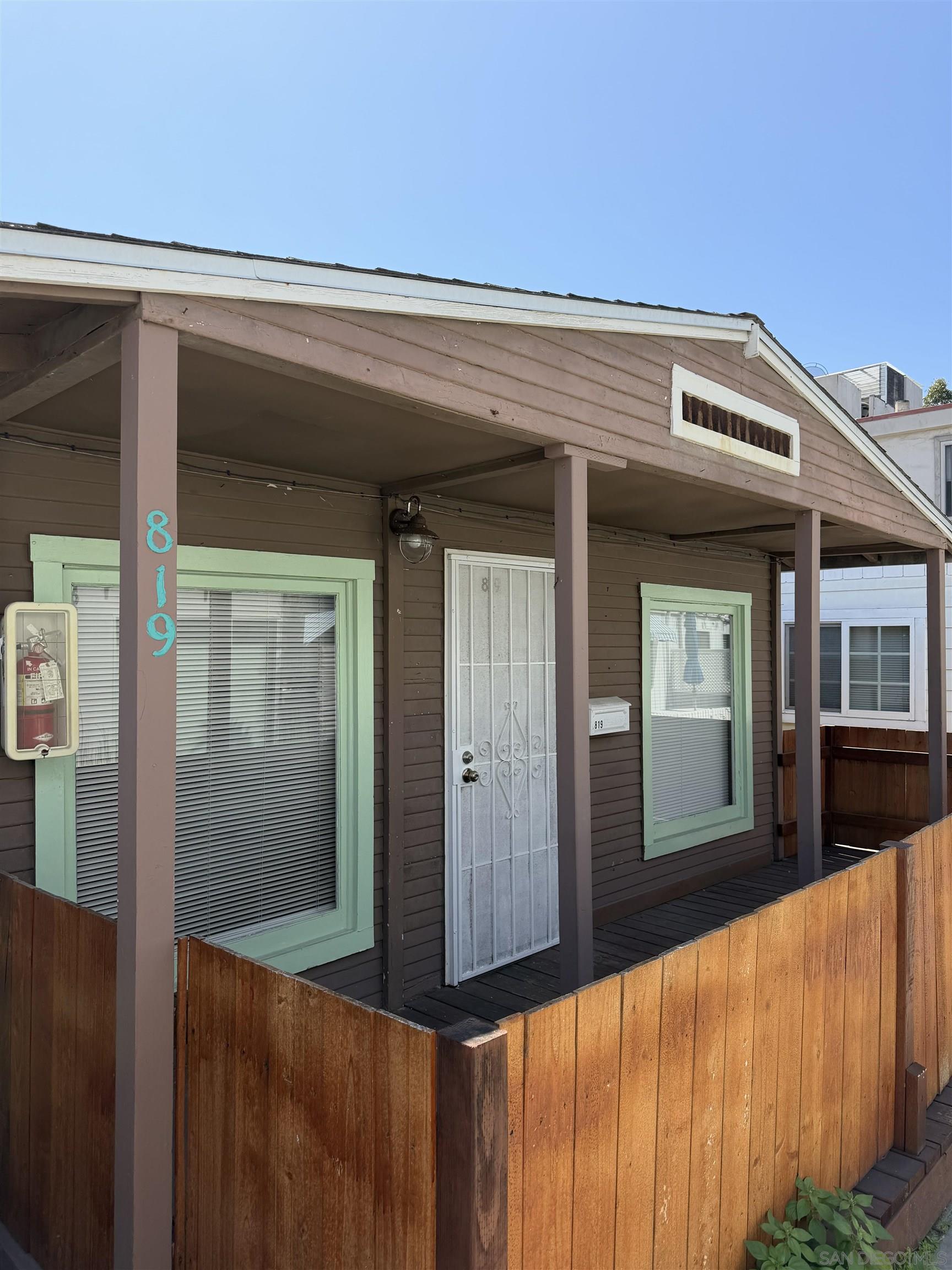 Detail Gallery Image 2 of 14 For 819-819 1/2  Seagirt Ct, San Diego,  CA 92109 - – Beds | – Baths