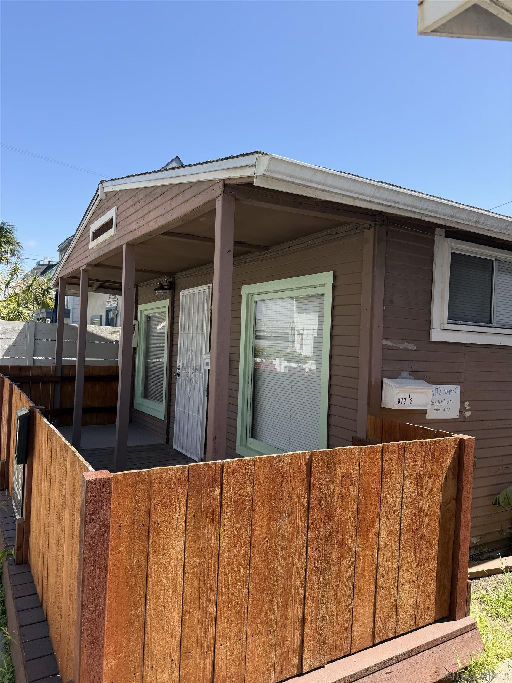 Detail Gallery Image 3 of 14 For 819-819 1/2  Seagirt Ct, San Diego,  CA 92109 - – Beds | – Baths