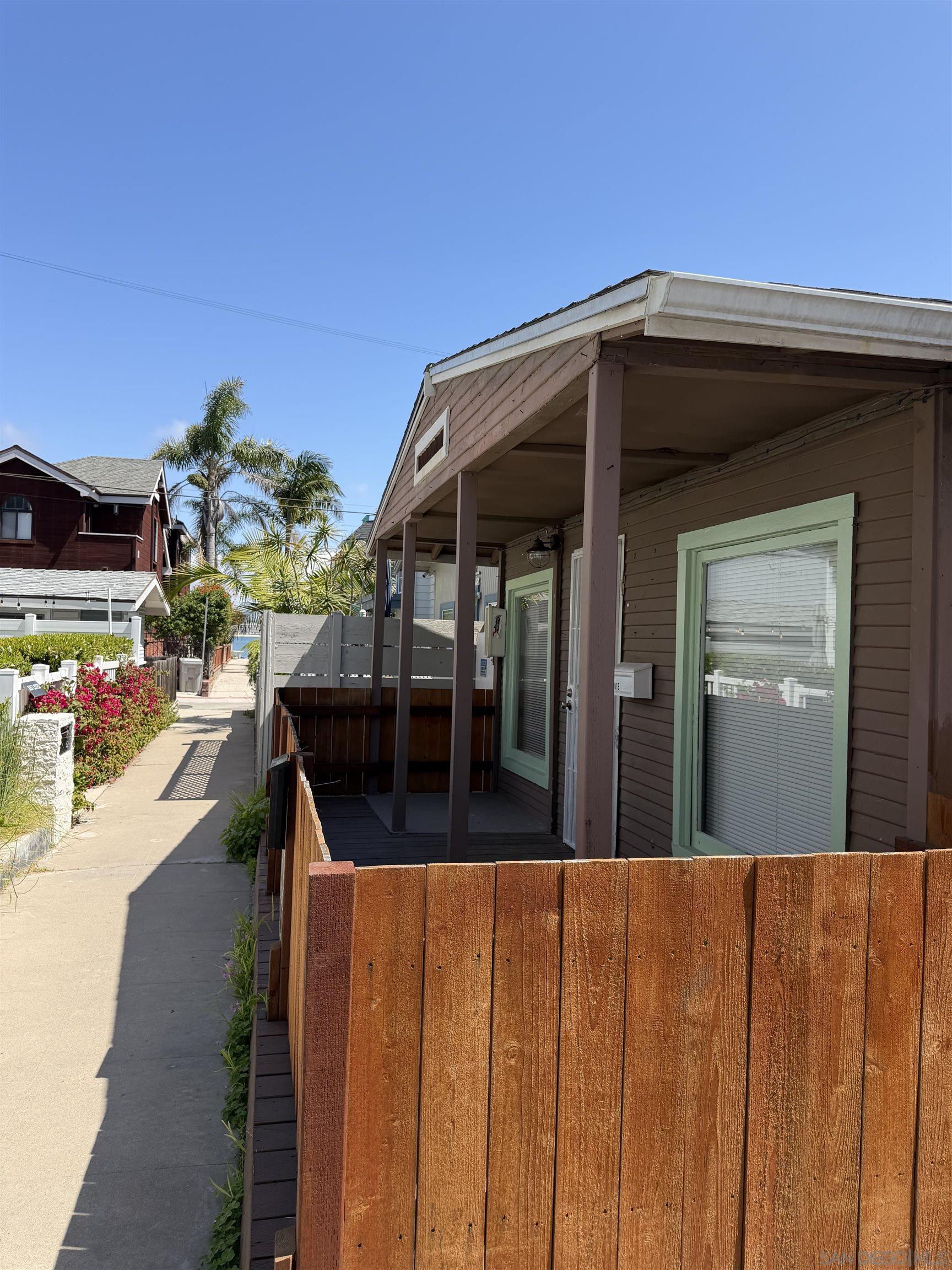 Detail Gallery Image 4 of 14 For 819-819 1/2  Seagirt Ct, San Diego,  CA 92109 - – Beds | – Baths