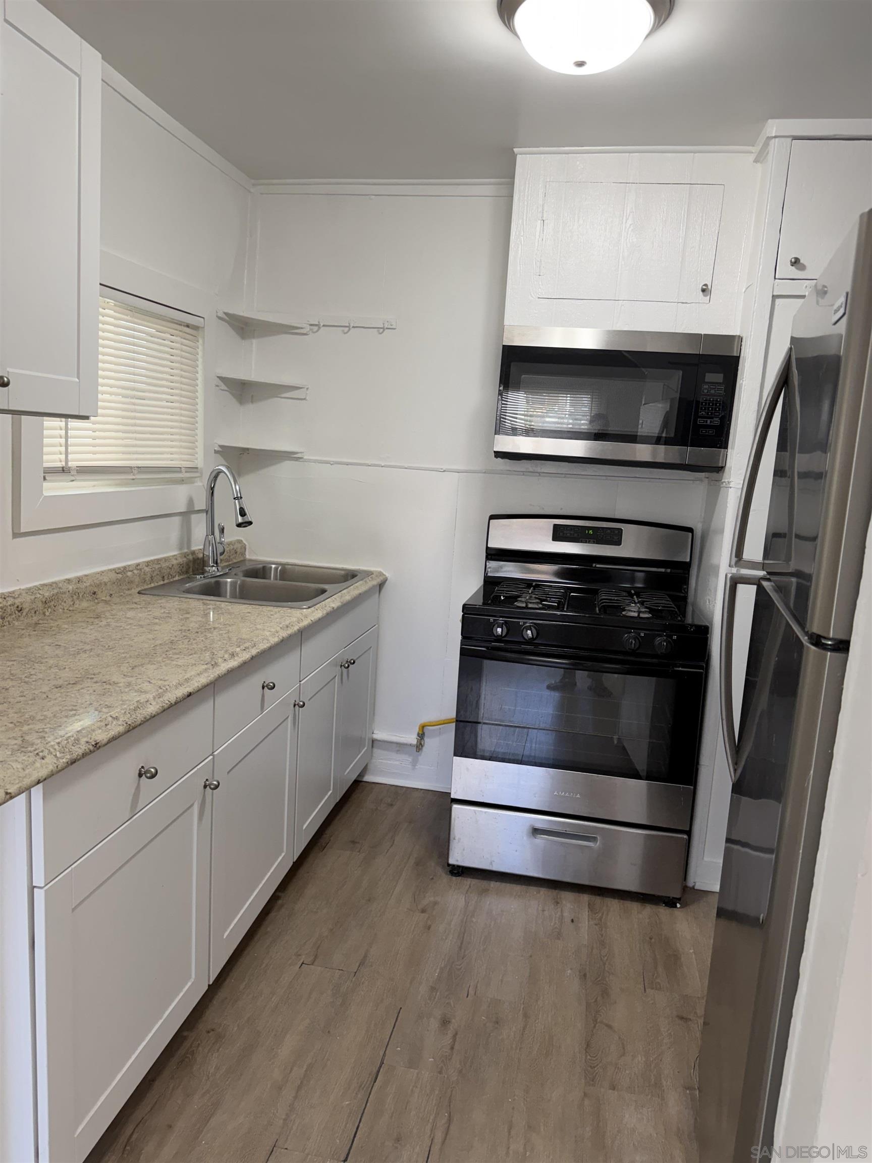 Detail Gallery Image 5 of 14 For 819-819 1/2  Seagirt Ct, San Diego,  CA 92109 - – Beds | – Baths