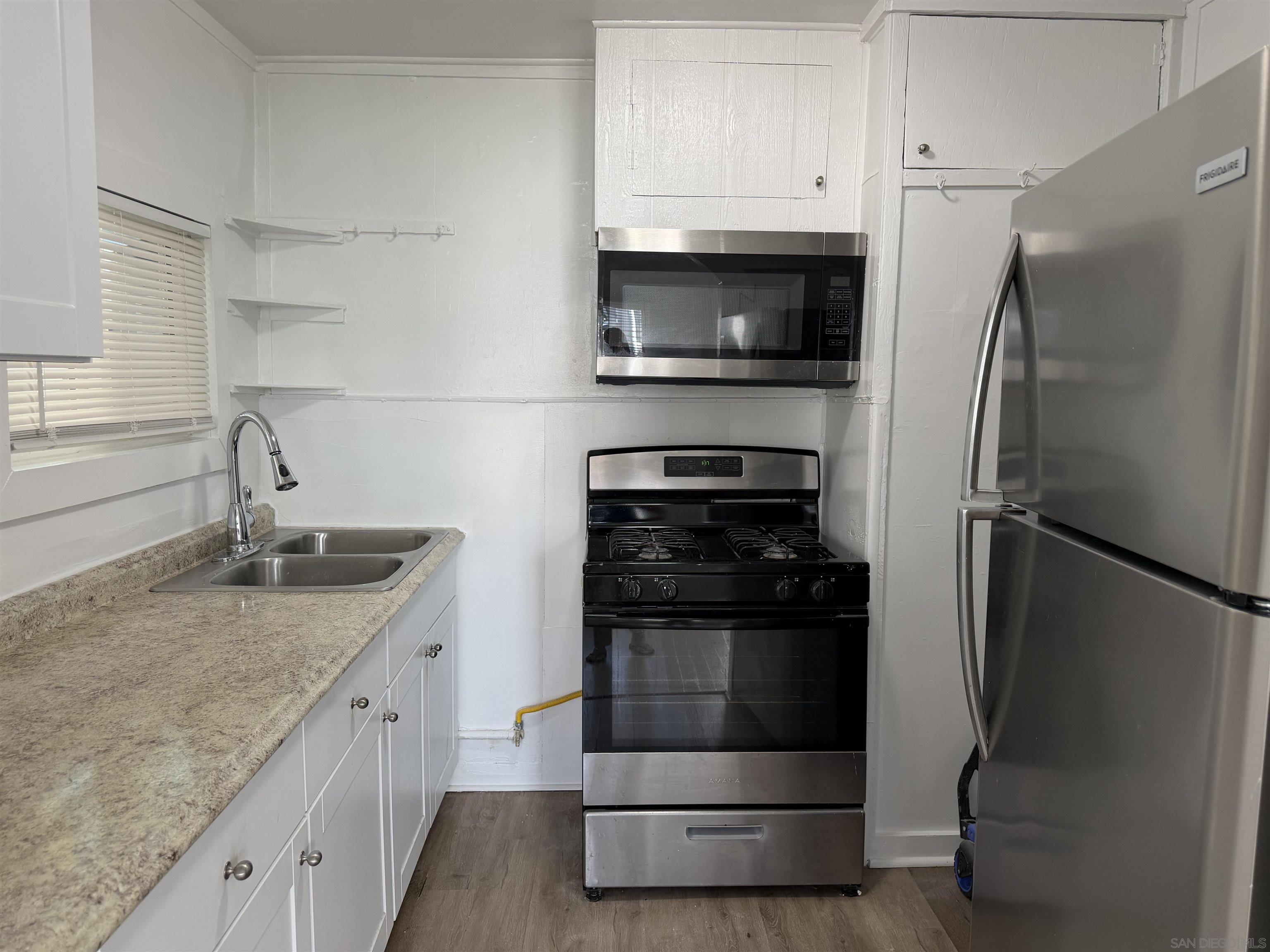 Detail Gallery Image 7 of 14 For 819-819 1/2  Seagirt Ct, San Diego,  CA 92109 - – Beds | – Baths