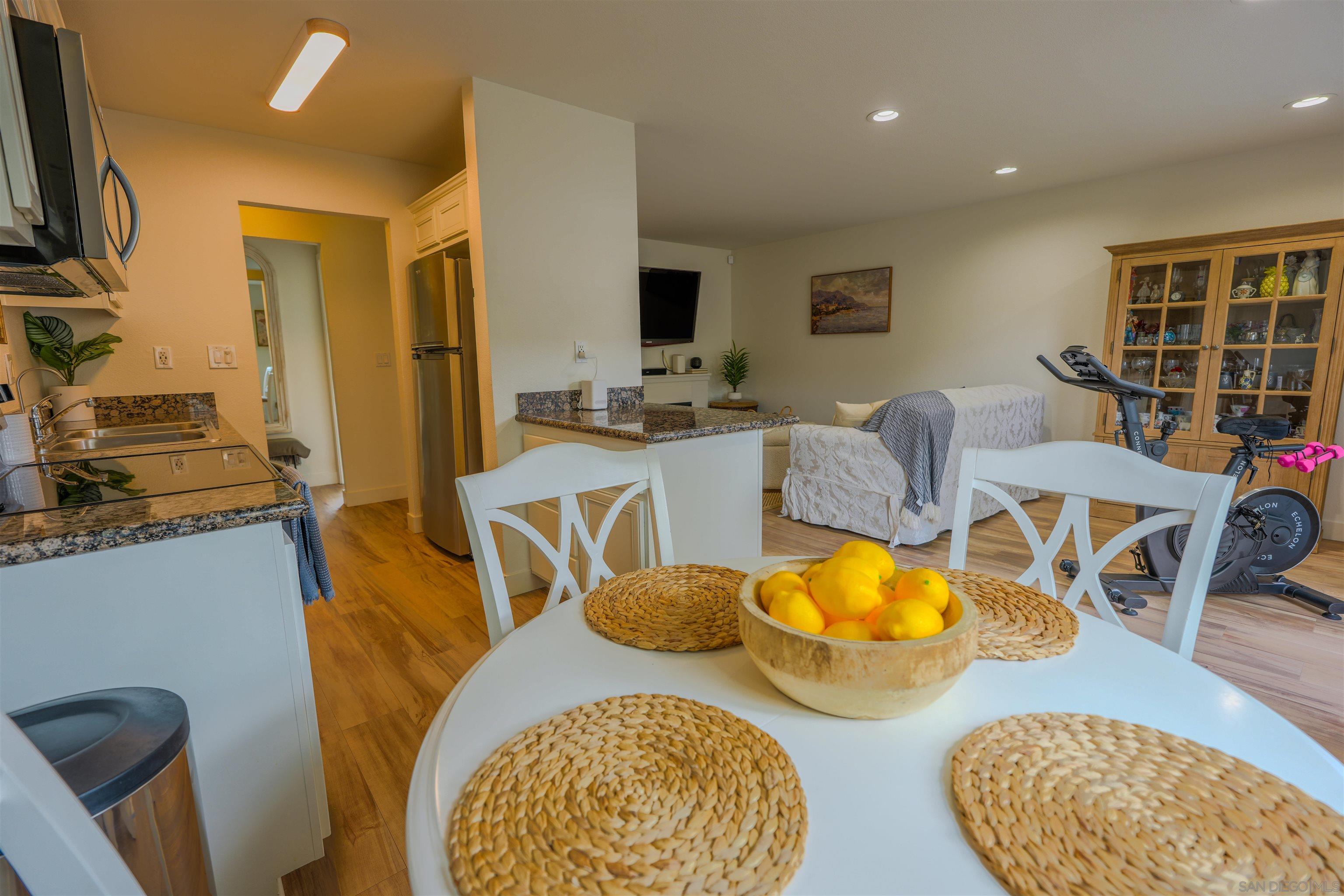 Detail Gallery Image 3 of 27 For 930  Peach Ave  #2,  El Cajon,  CA 92021 - 1 Beds | 1 Baths