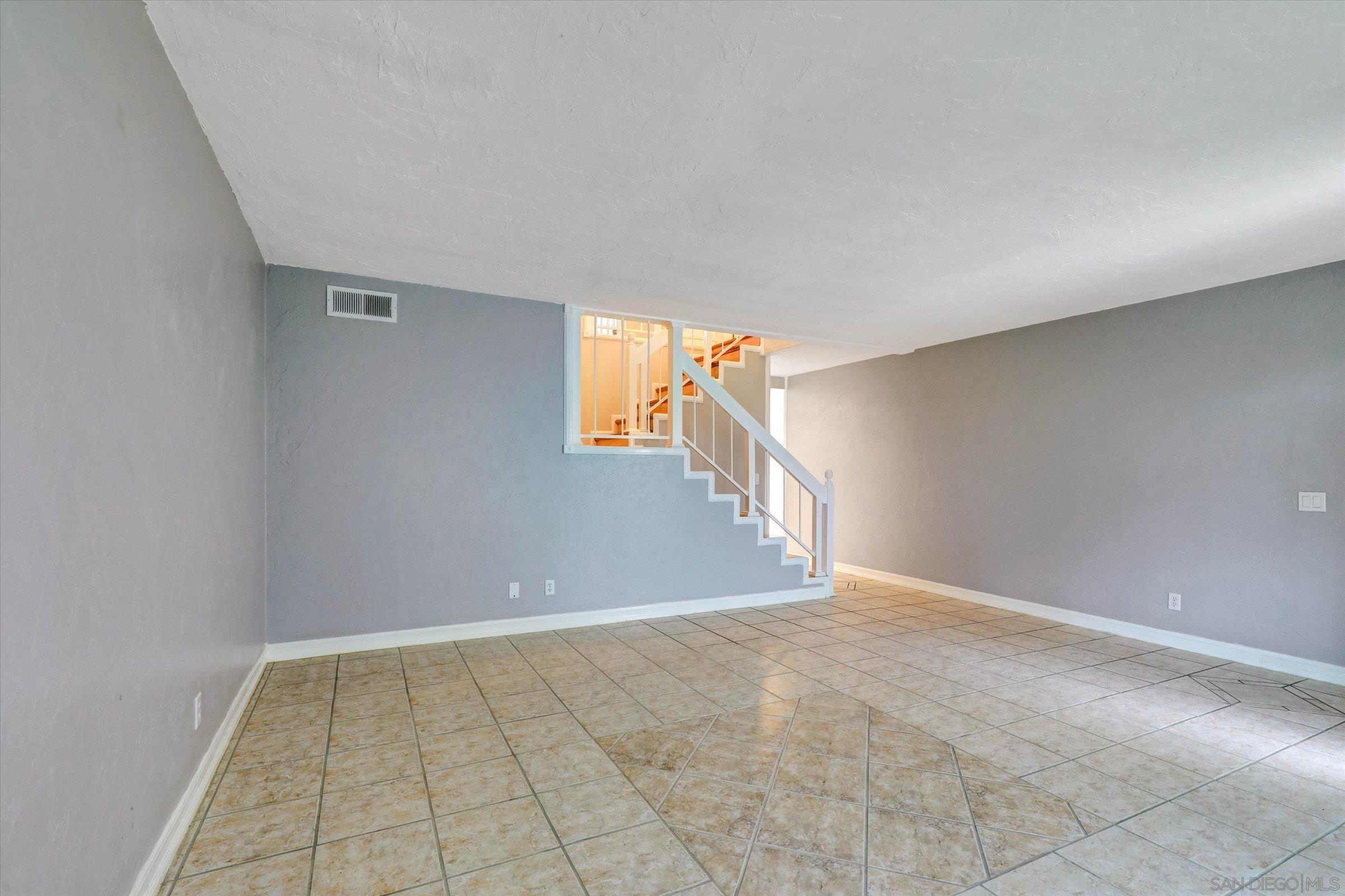 Detail Gallery Image 6 of 30 For 9719  Caminito Del Marfil, San Diego,  CA 92124 - 3 Beds | 2/1 Baths