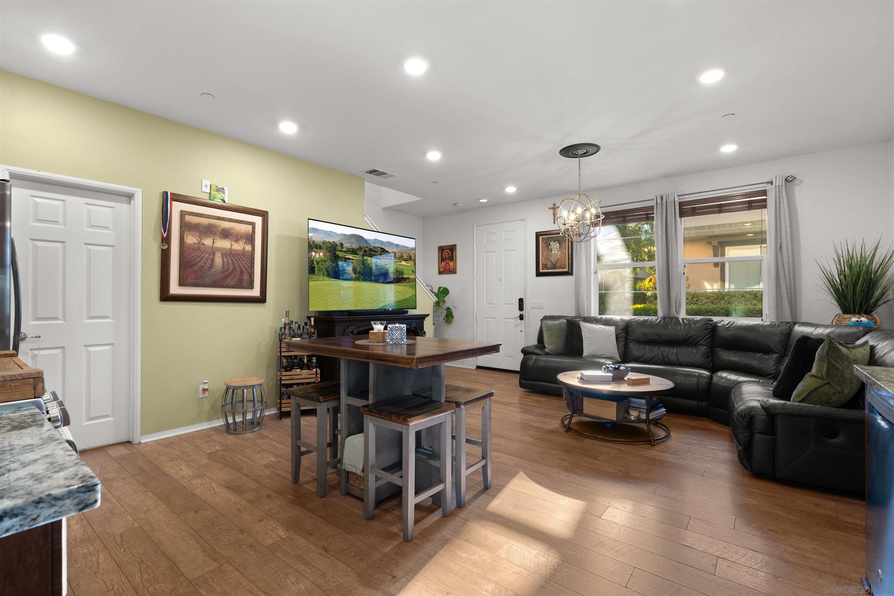 Detail Gallery Image 11 of 37 For 1532  Champion  #2,  Chula Vista,  CA 91915 - 3 Beds | 2/1 Baths