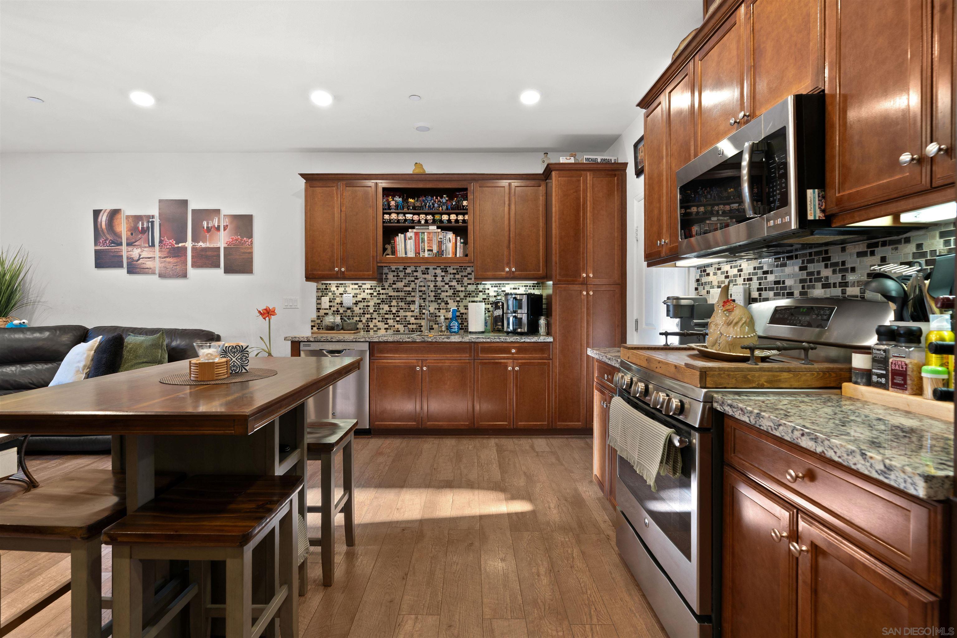 Detail Gallery Image 14 of 37 For 1532  Champion  #2,  Chula Vista,  CA 91915 - 3 Beds | 2/1 Baths