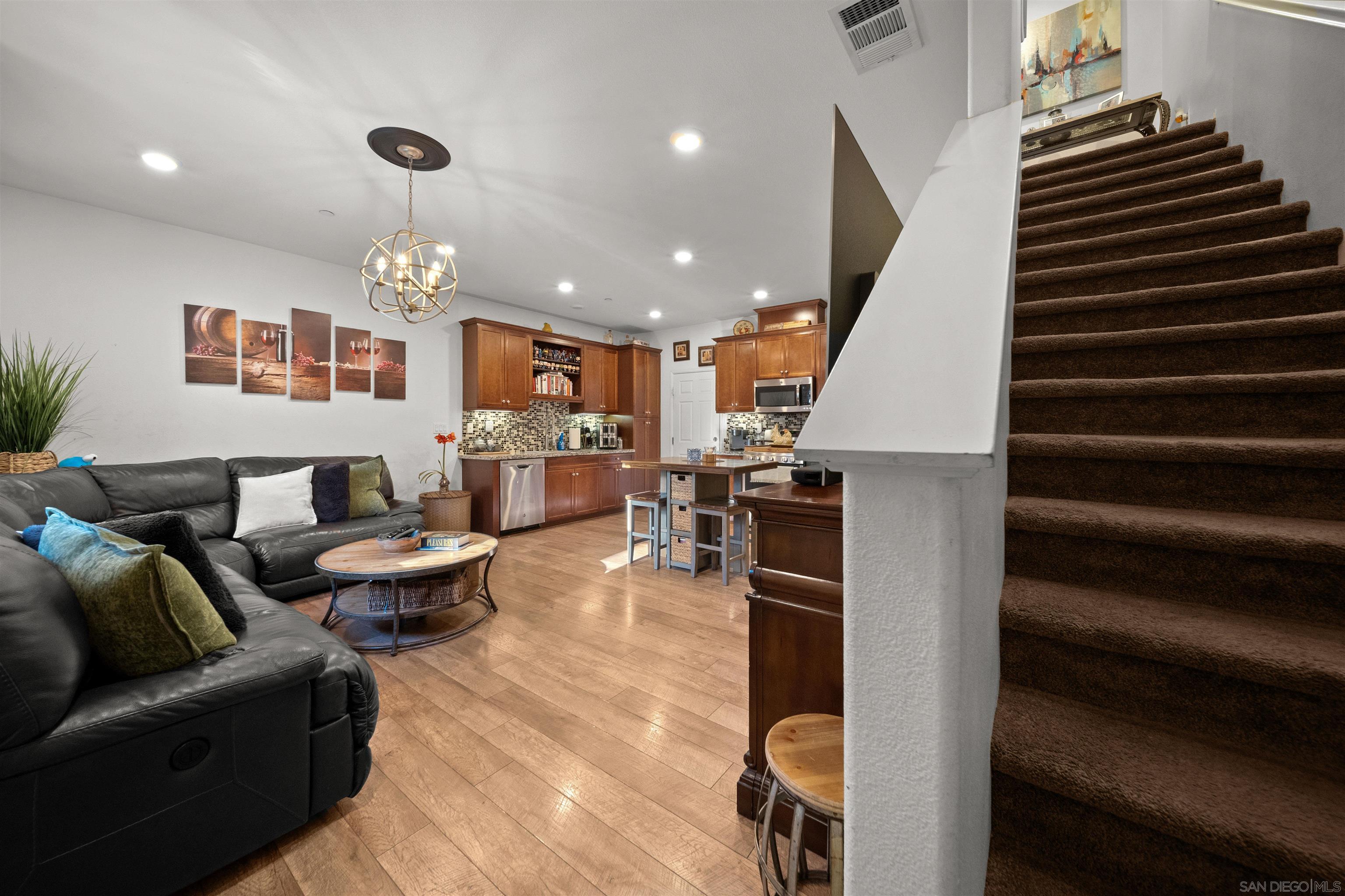 Detail Gallery Image 17 of 37 For 1532  Champion  #2,  Chula Vista,  CA 91915 - 3 Beds | 2/1 Baths