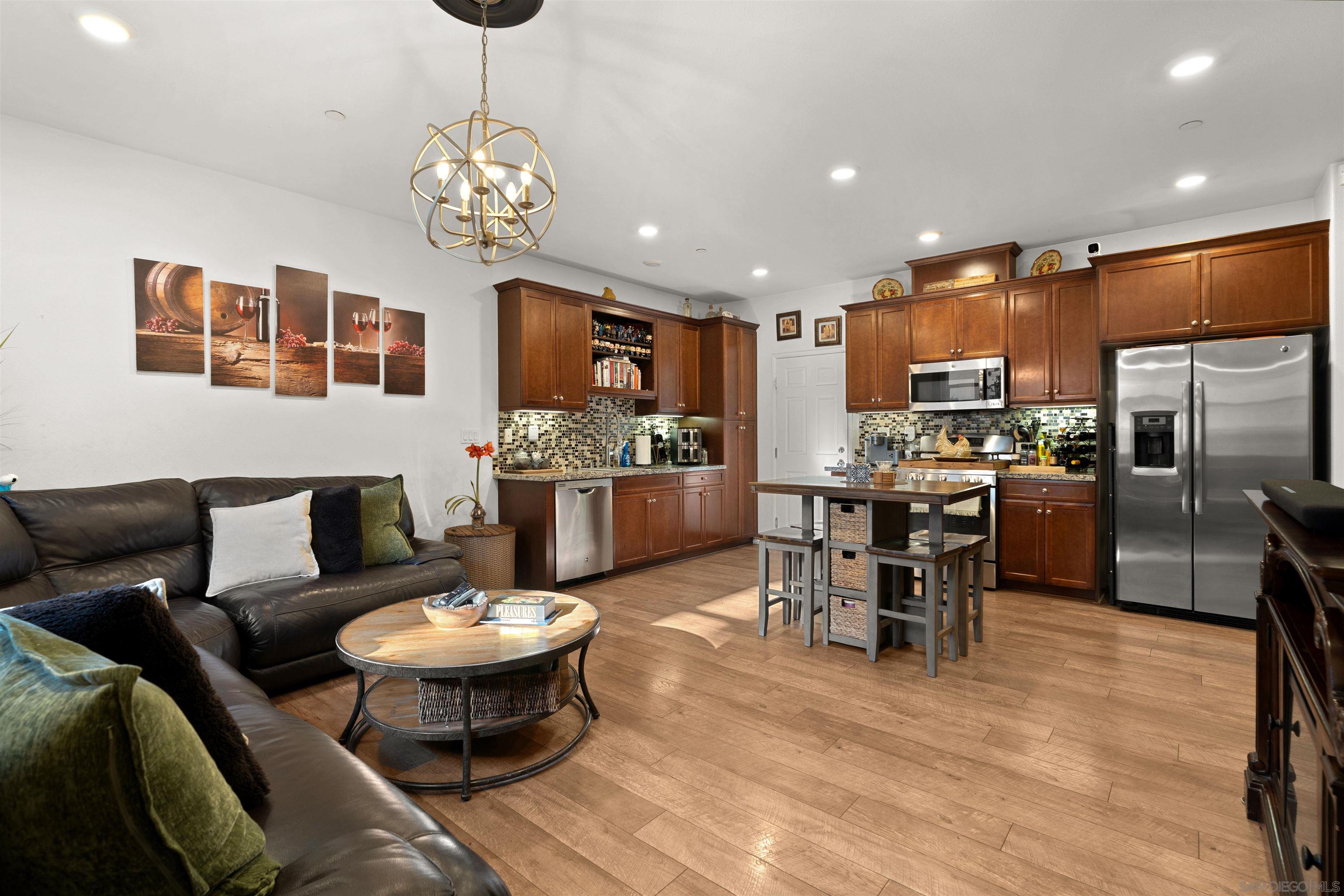 Detail Gallery Image 8 of 37 For 1532  Champion  #2,  Chula Vista,  CA 91915 - 3 Beds | 2/1 Baths