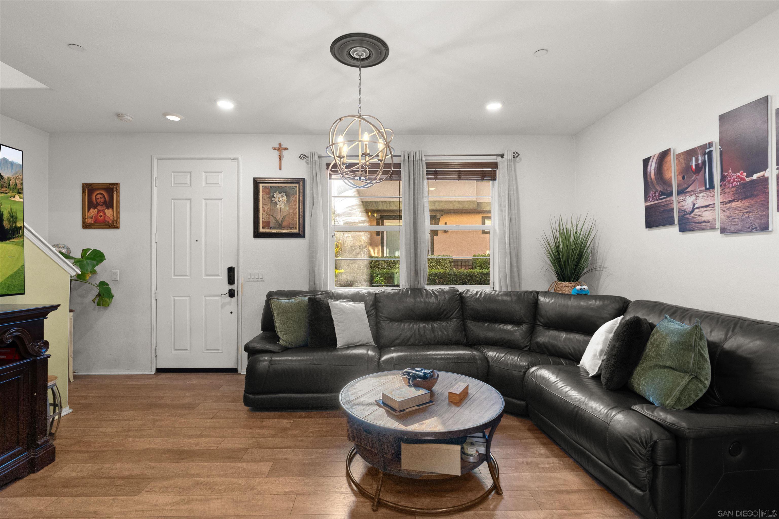 Detail Gallery Image 9 of 37 For 1532  Champion  #2,  Chula Vista,  CA 91915 - 3 Beds | 2/1 Baths