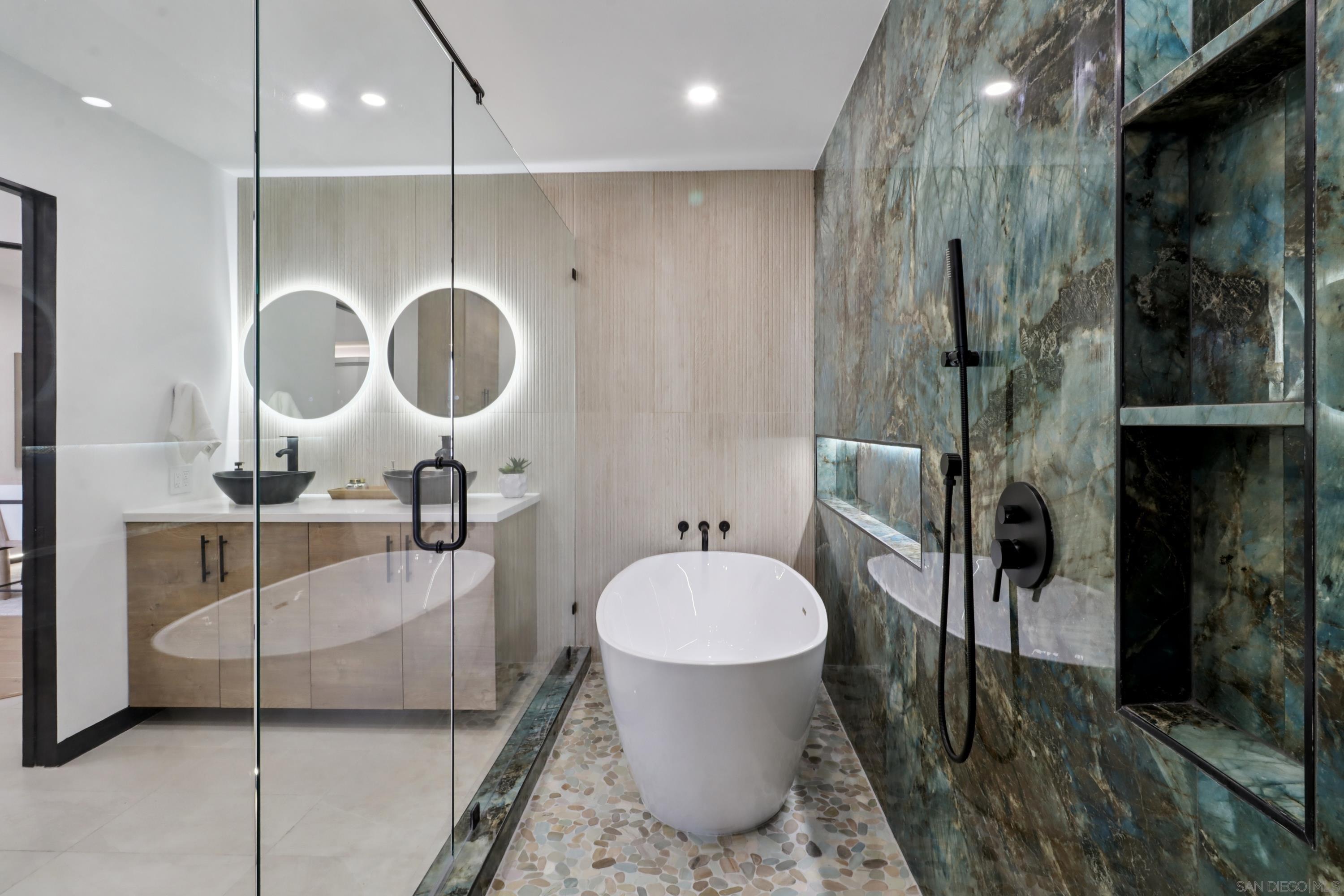 Detail Gallery Image 2 of 72 For 700  Front St  #1402,  San Diego,  CA 92101 - 2 Beds | 2 Baths