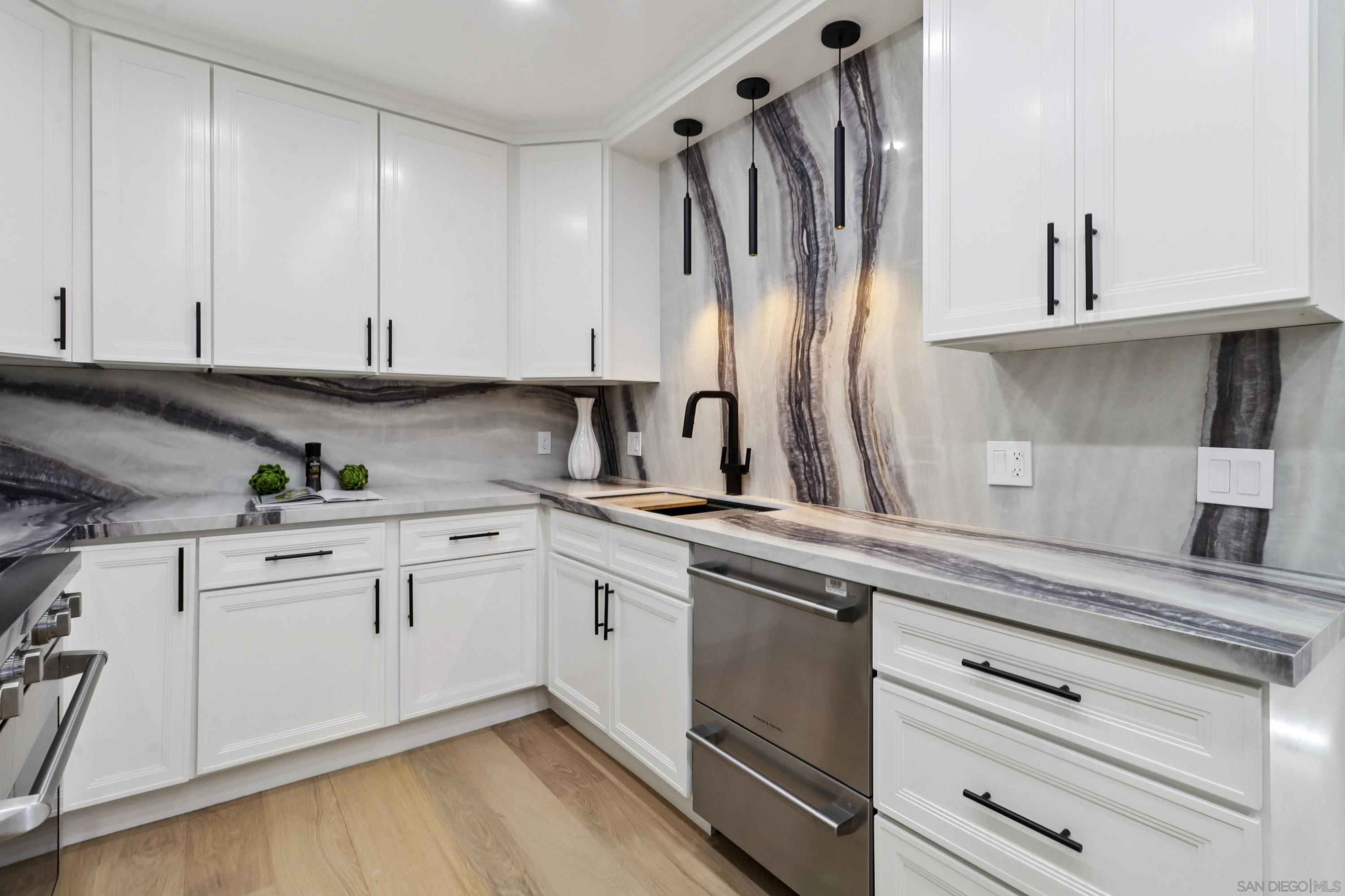 Detail Gallery Image 20 of 72 For 700  Front St  #1402,  San Diego,  CA 92101 - 2 Beds | 2 Baths