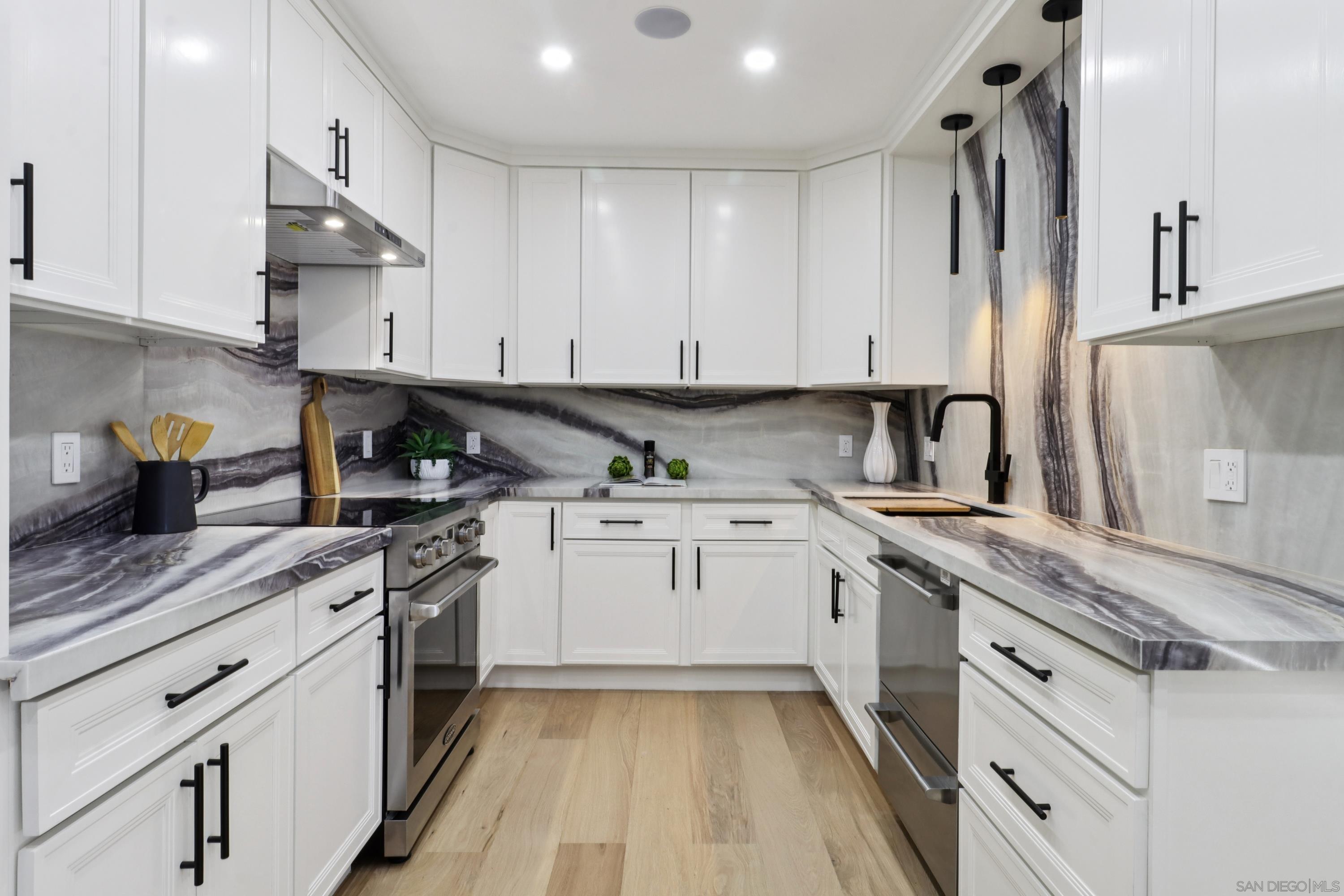 Detail Gallery Image 3 of 72 For 700  Front St  #1402,  San Diego,  CA 92101 - 2 Beds | 2 Baths