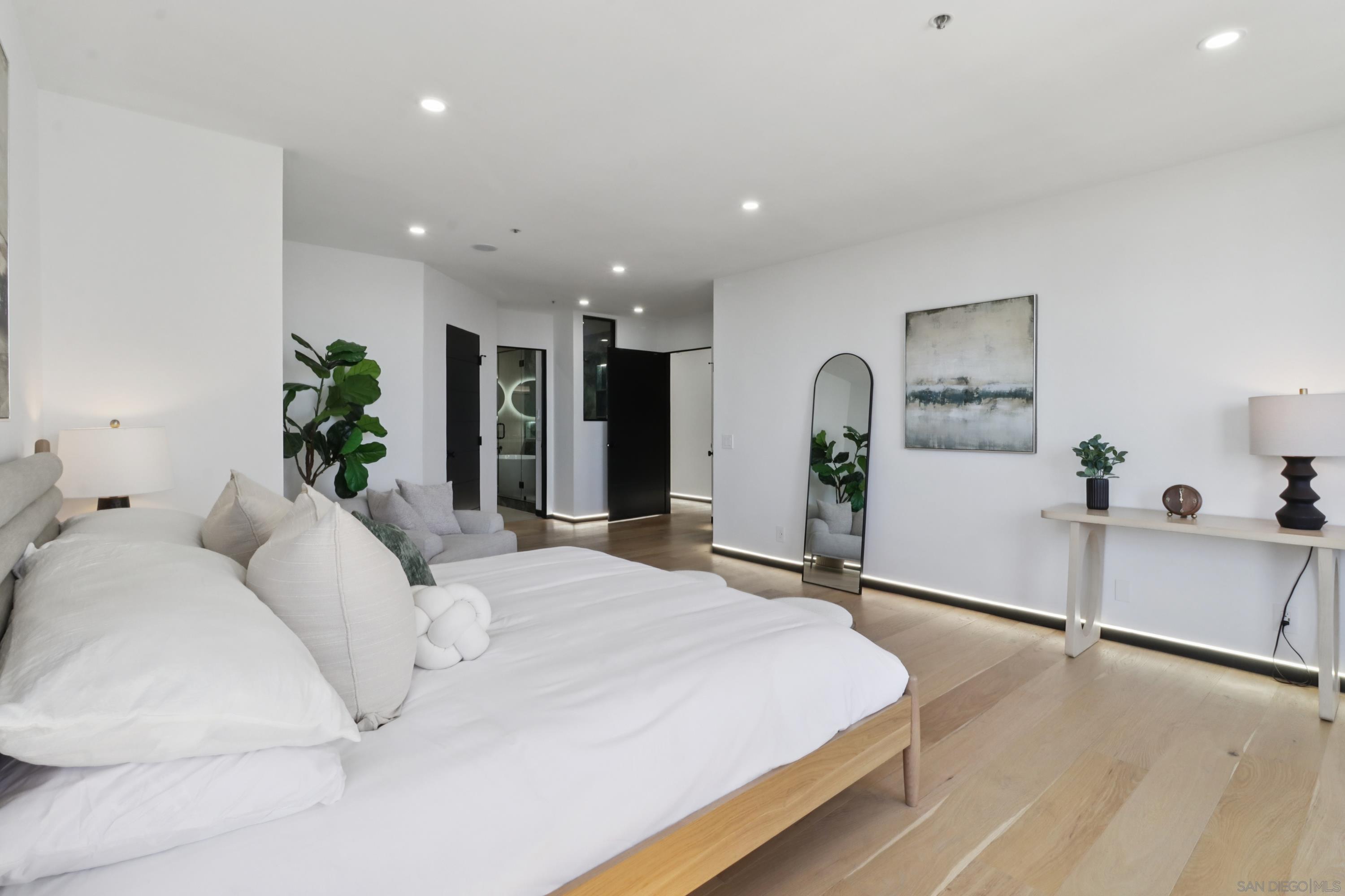 Detail Gallery Image 26 of 72 For 700  Front St  #1402,  San Diego,  CA 92101 - 2 Beds | 2 Baths