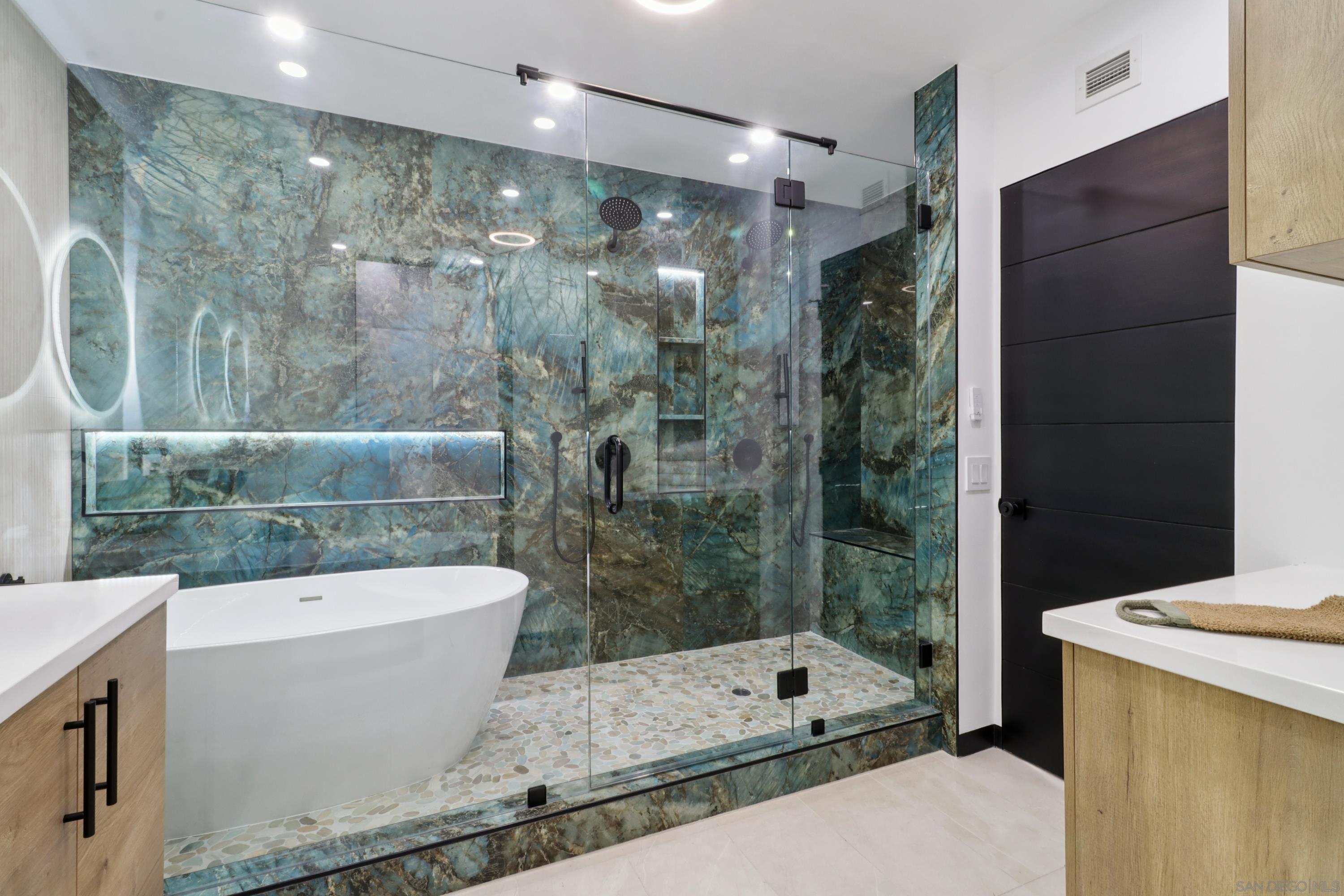 Detail Gallery Image 27 of 72 For 700  Front St  #1402,  San Diego,  CA 92101 - 2 Beds | 2 Baths