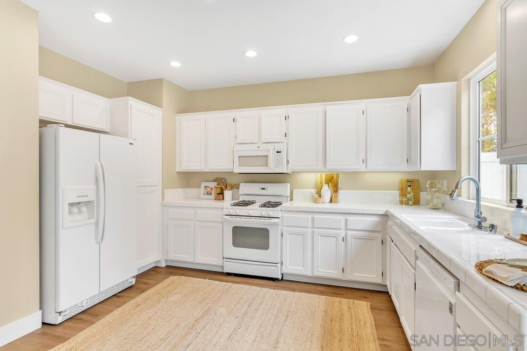 Detail Gallery Image 11 of 29 For 423  Cornwall Glen, Escondido,  CA 92027 - 4 Beds | 2/1 Baths