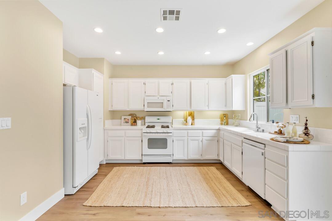 Detail Gallery Image 12 of 29 For 423  Cornwall Glen, Escondido,  CA 92027 - 4 Beds | 2/1 Baths