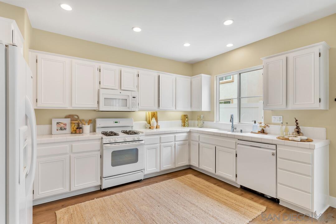 Detail Gallery Image 13 of 29 For 423  Cornwall Glen, Escondido,  CA 92027 - 4 Beds | 2/1 Baths