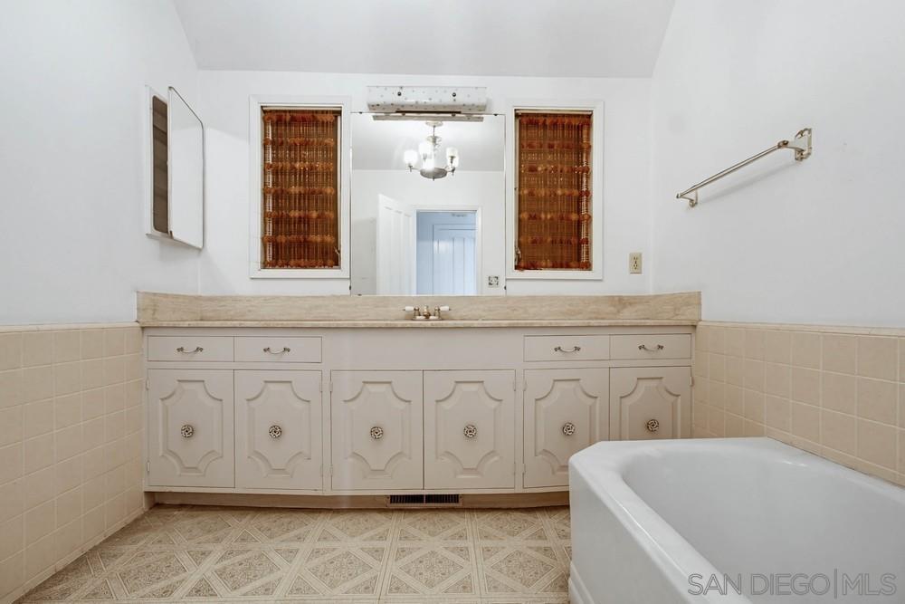 Detail Gallery Image 21 of 41 For 2421  Brant Street, San Diego,  CA 92101 - 3 Beds | 3/1 Baths