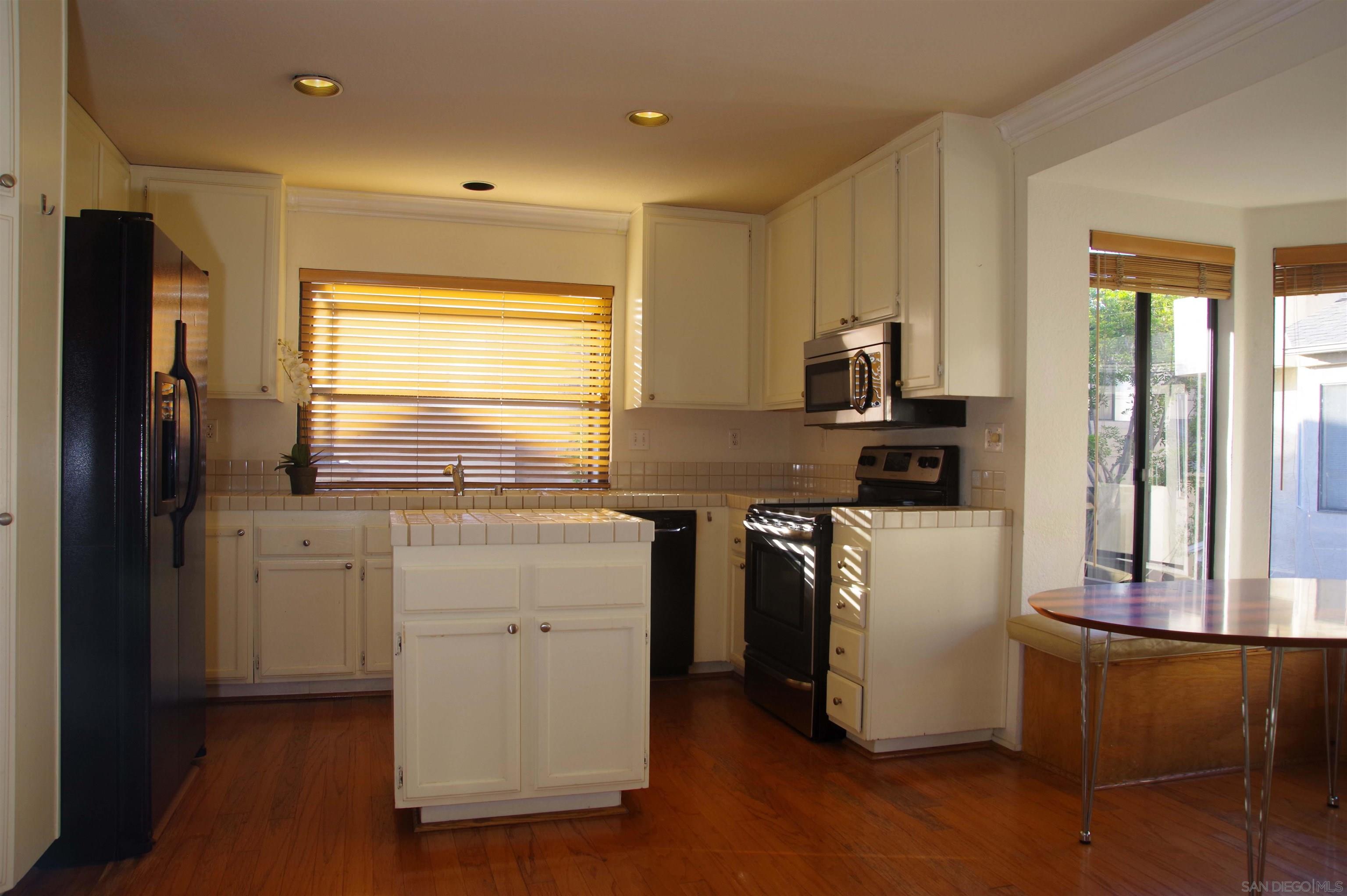 Detail Gallery Image 28 of 56 For 4385  Nobel Dr  90, San Diego,  CA 92122 - 3 Beds | 2/1 Baths