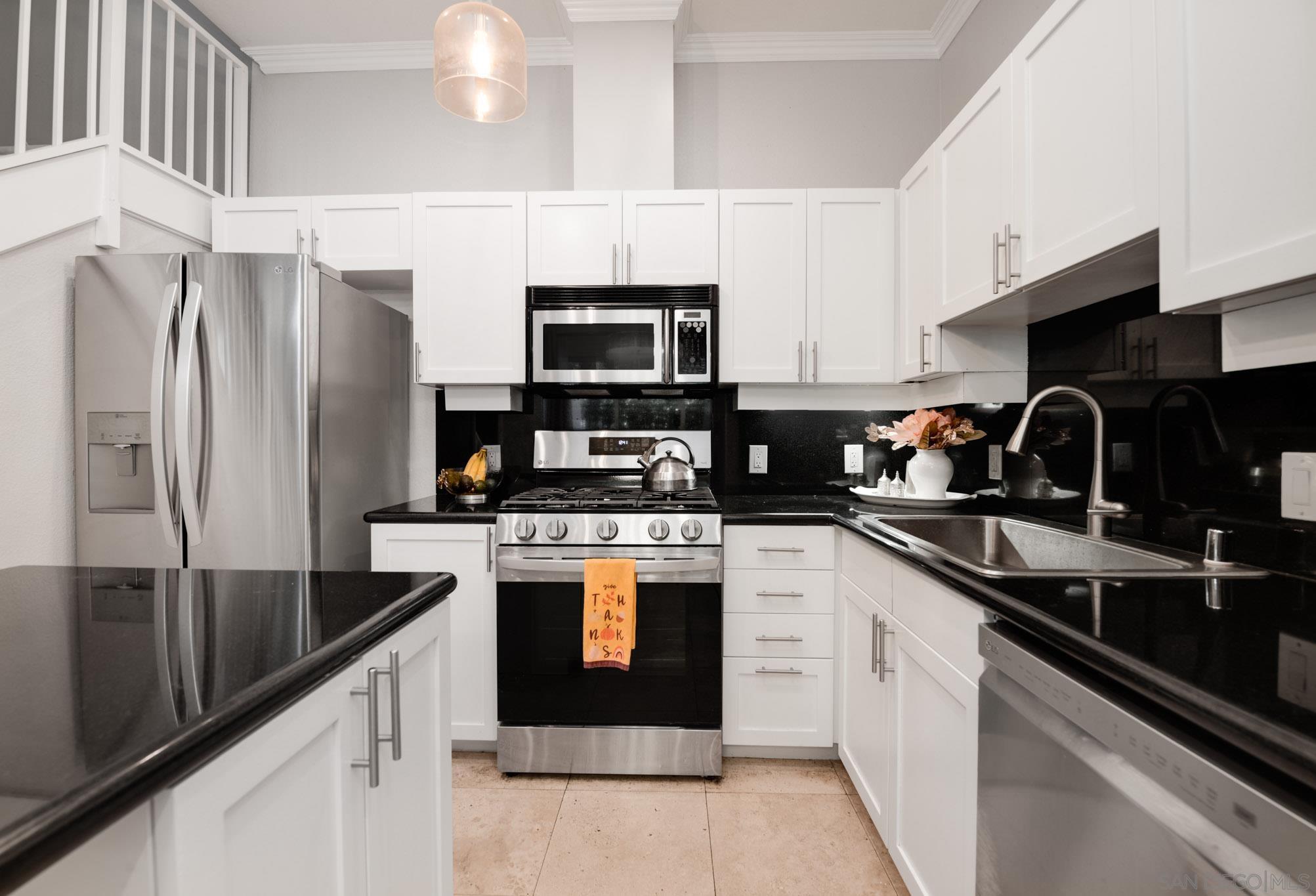 Detail Gallery Image 5 of 40 For 1277  Kettner Blvd  #102,  San Diego,  CA 92101 - 2 Beds | 2/1 Baths